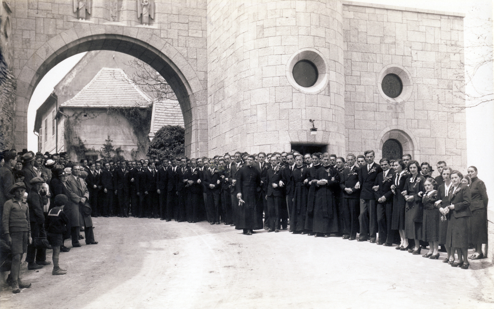 Hungary, Veszprém, Hősök Kapuja, a felvétel a Veszprémi Piarista Gimnázium diákjainak ballagásakor készült., 1935, Gál Mihály, graduation, novice, Fortepan #118512