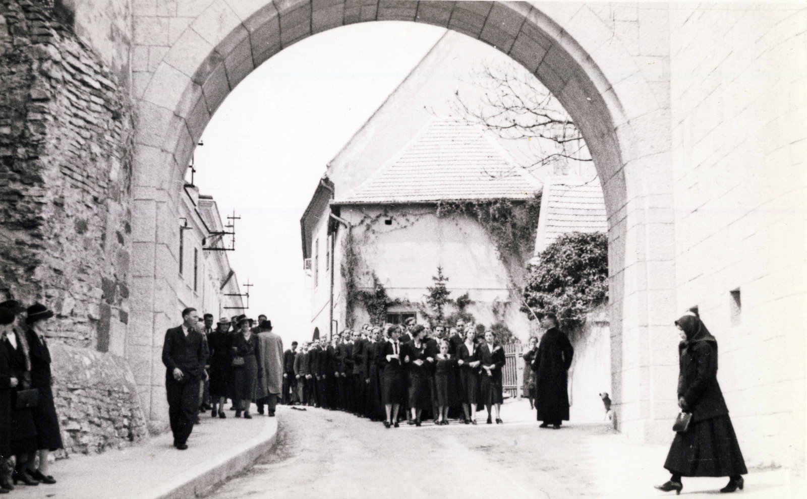 Hungary, Veszprém, Hősök Kapuja, a Veszprémi Piarista Gimnázium diákjainak ballagása., 1935, Gál Mihály, Fortepan #118513