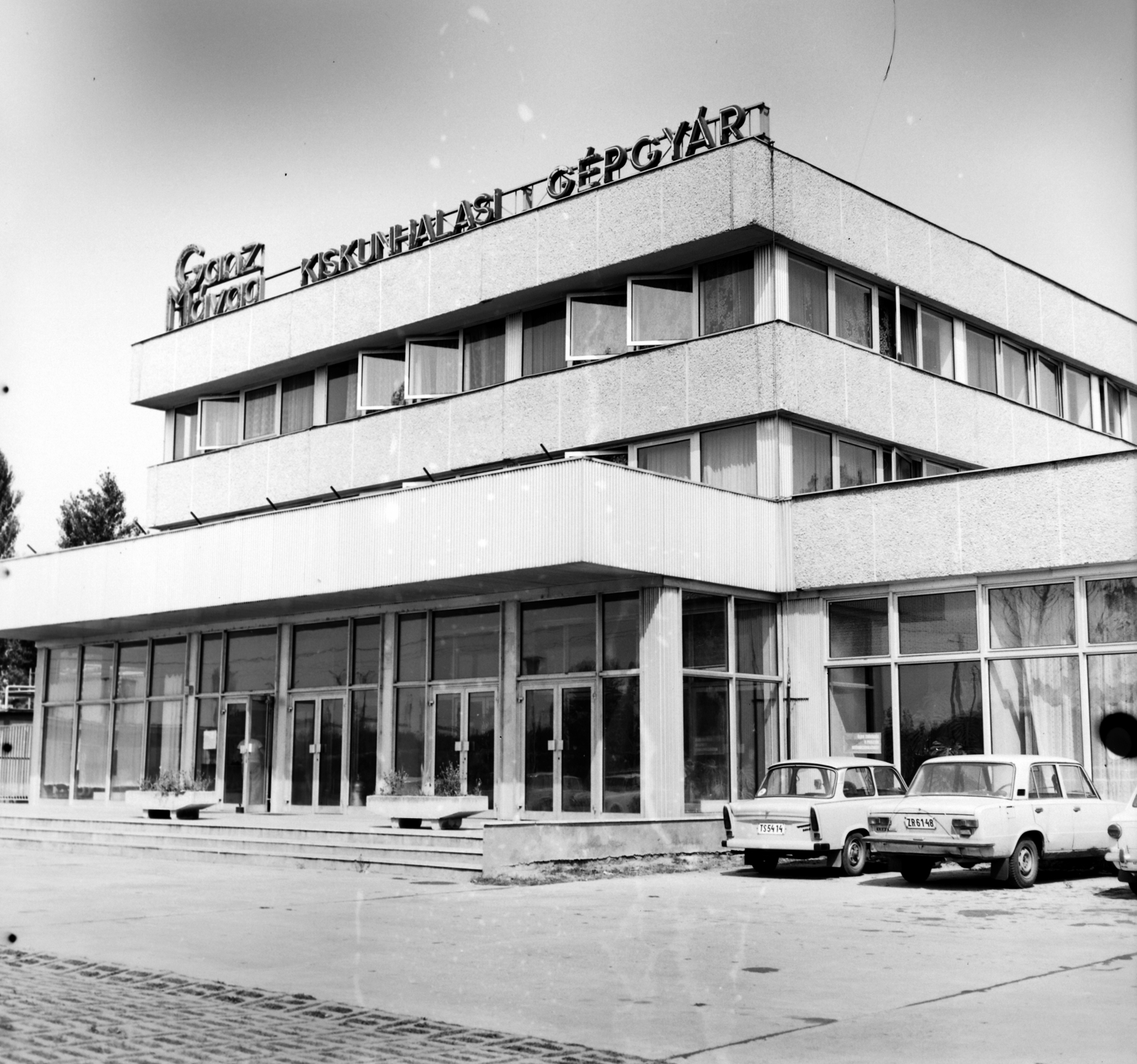 Magyarország, Kiskunhalas, Szénás utca 15., Ganz-MÁVAG Kiskunhalasi Gépgyár., 1980, Slachta Krisztina, Trabant-márka, Lada-márka, Trabant 601, rendszám, Fortepan #118541