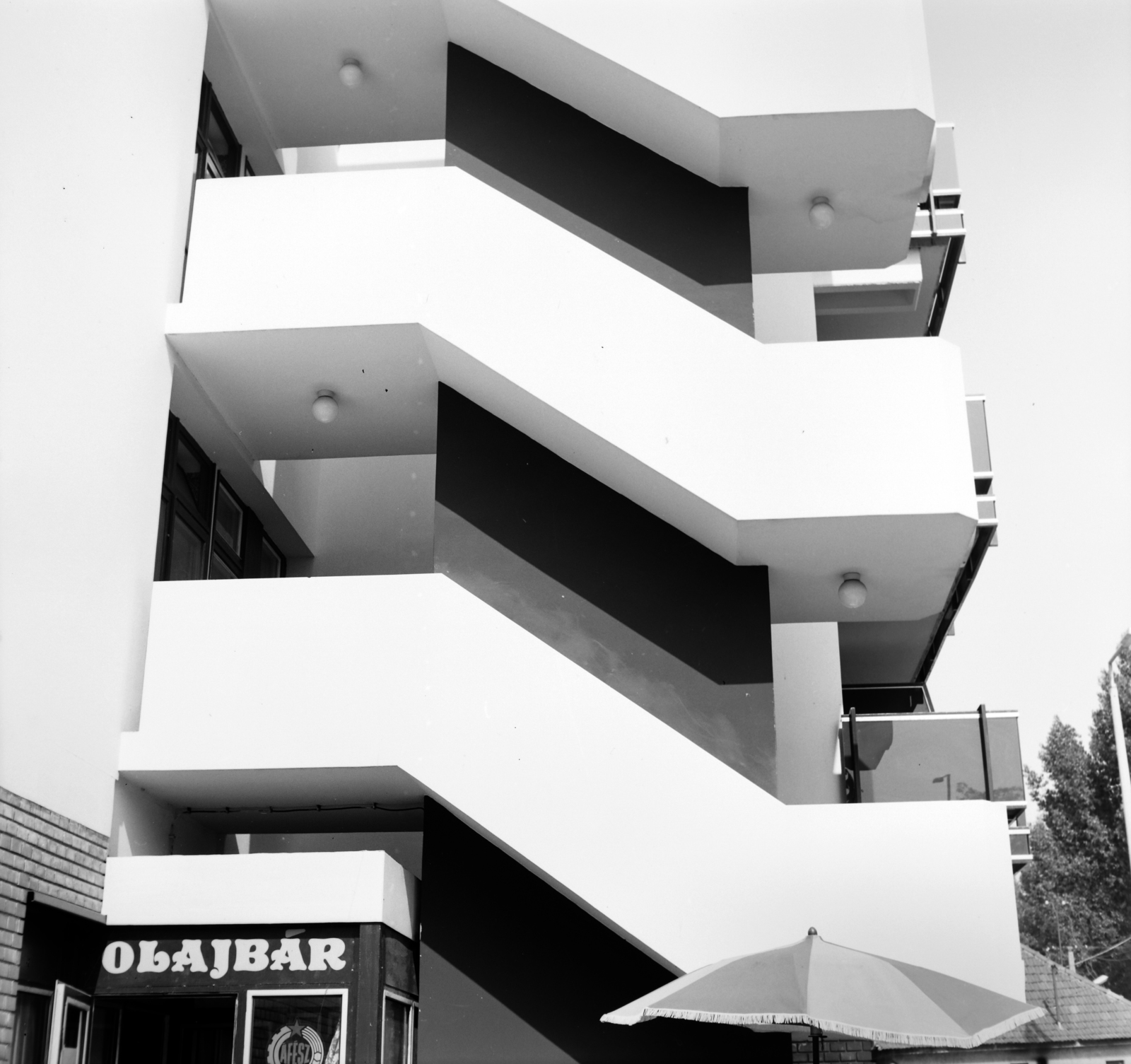 Hungary, Kiskunhalas, Kiskunhalas, Kárpát (Felszabadulás) utca 2-4., a Kőolajkutató és Fúró Vállalat Jó szerencsét munkásszállója (később Halas Hotel)., 1980, Slachta Krisztina, mining, stairs, workers' hostel, modern architecture, Fortepan #118544