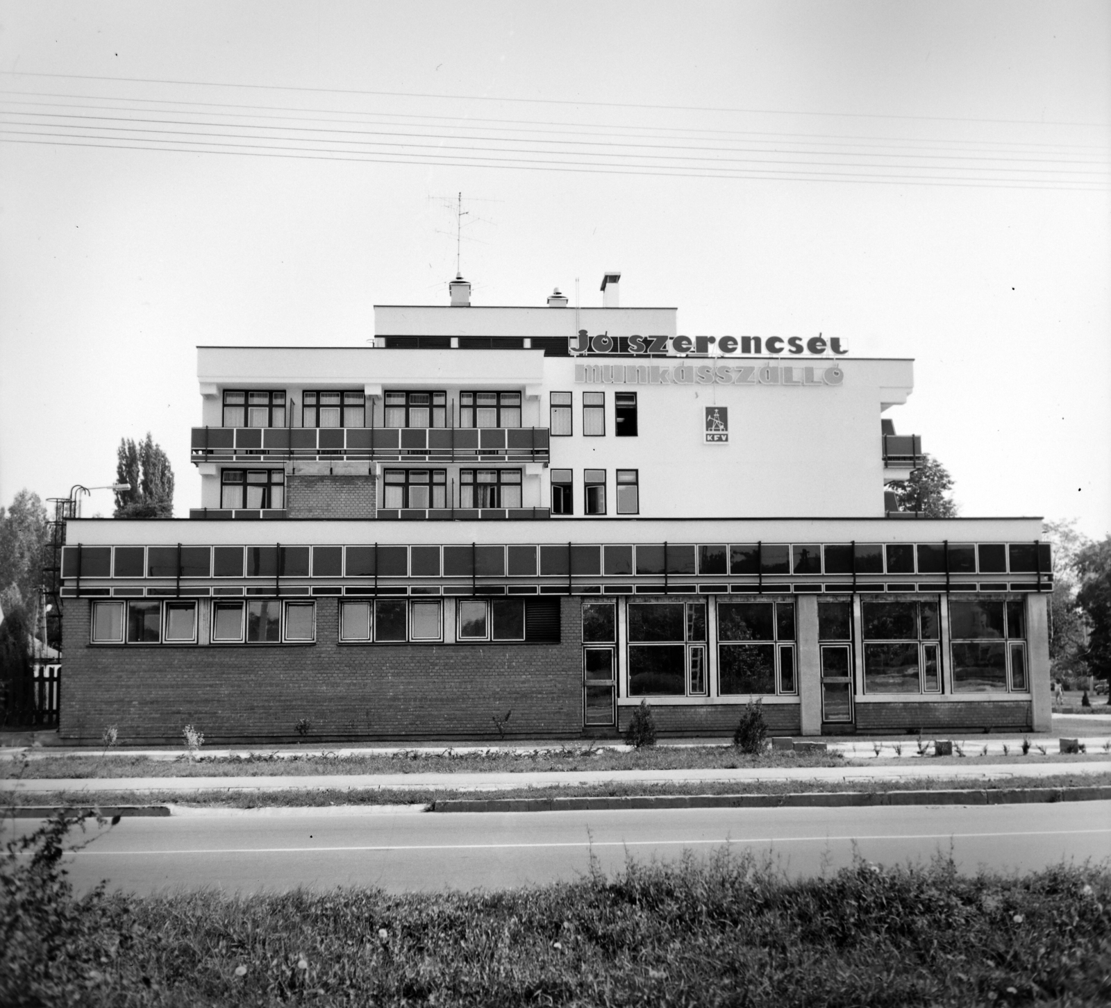 Hungary, Kiskunhalas, Kiskunhalas, Kárpát (Felszabadulás) utca 2-4., a Kőolajkutató és Fúró Vállalat Jó szerencsét munkásszállója (később Halas Hotel)., 1980, Slachta Krisztina, mining, workers' hostel, Fortepan #118545