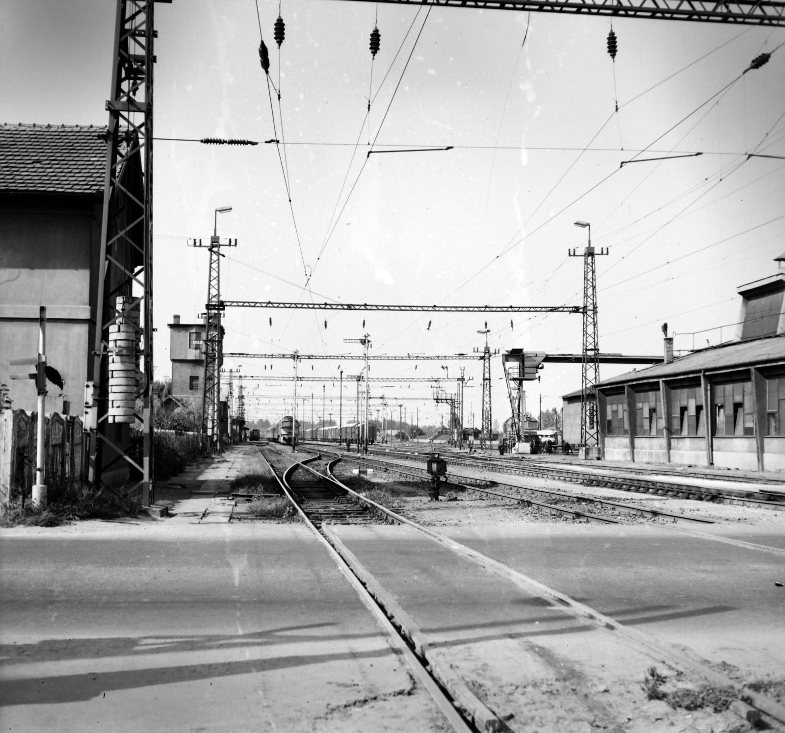 Hungary, Kiskunhalas, vasútállomás a Vasút utca irányából nézve., 1980, Slachta Krisztina, train station, Fortepan #118546