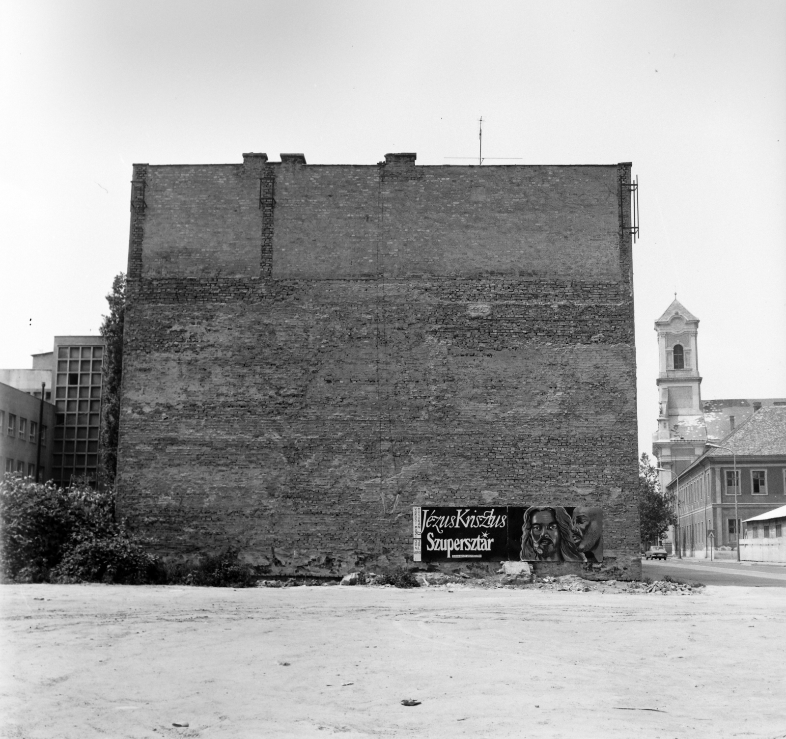 Magyarország, Kecskemét, jobbra a Szentháromság piarista templom és rendház a Szabadság tér irányából a Piaristák tere (Jókai tér) felé nézve., 1983, Slachta Krisztina, felirat, poszter, Fortepan #118554