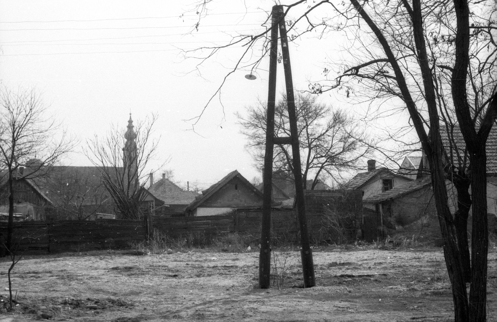 Hungary, Kiskunhalas, a Szent István utca és az Árpád utca közötti házak bontása. Háttérben a katolikus templom., 1980, Slachta Krisztina, Fortepan #118581