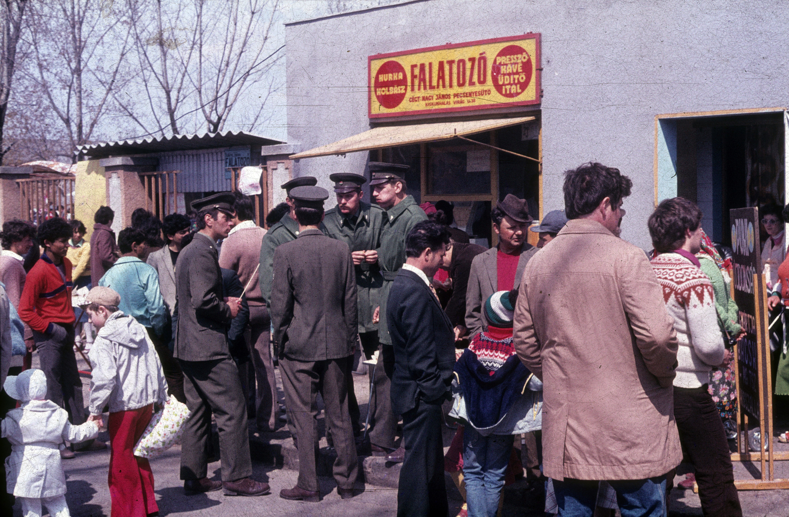 Hungary, Kiskunhalas, Május 1. tér., 1981, Slachta Krisztina, colorful, peaked cap, uniform, buffet, Fortepan #118586