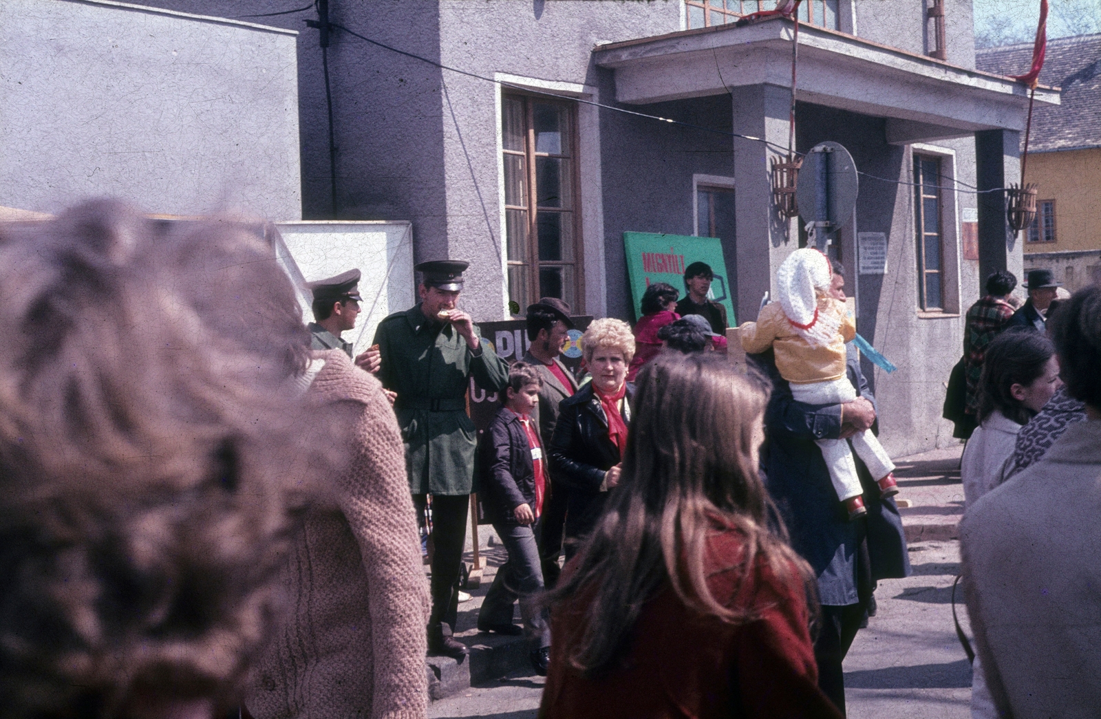 Magyarország, Kiskunhalas, Május 1. tér., 1981, Slachta Krisztina, színes, tányérsapka, egyenruha, Fortepan #118587