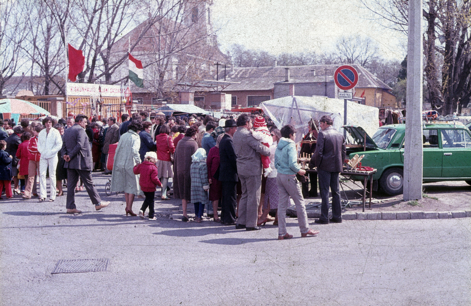 Hungary, Kiskunhalas, Május 1. tér, háttérben a Református templom., 1981, Slachta Krisztina, colorful, Fortepan #118590