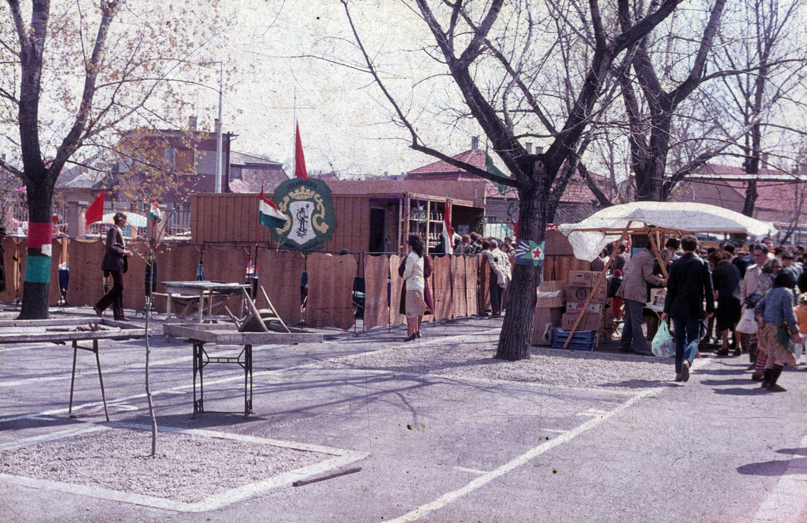 Magyarország, Kiskunhalas, Semmelweis tér, háttérben a Fűrész utca házai., 1981, Slachta Krisztina, színes, Fortepan #118591