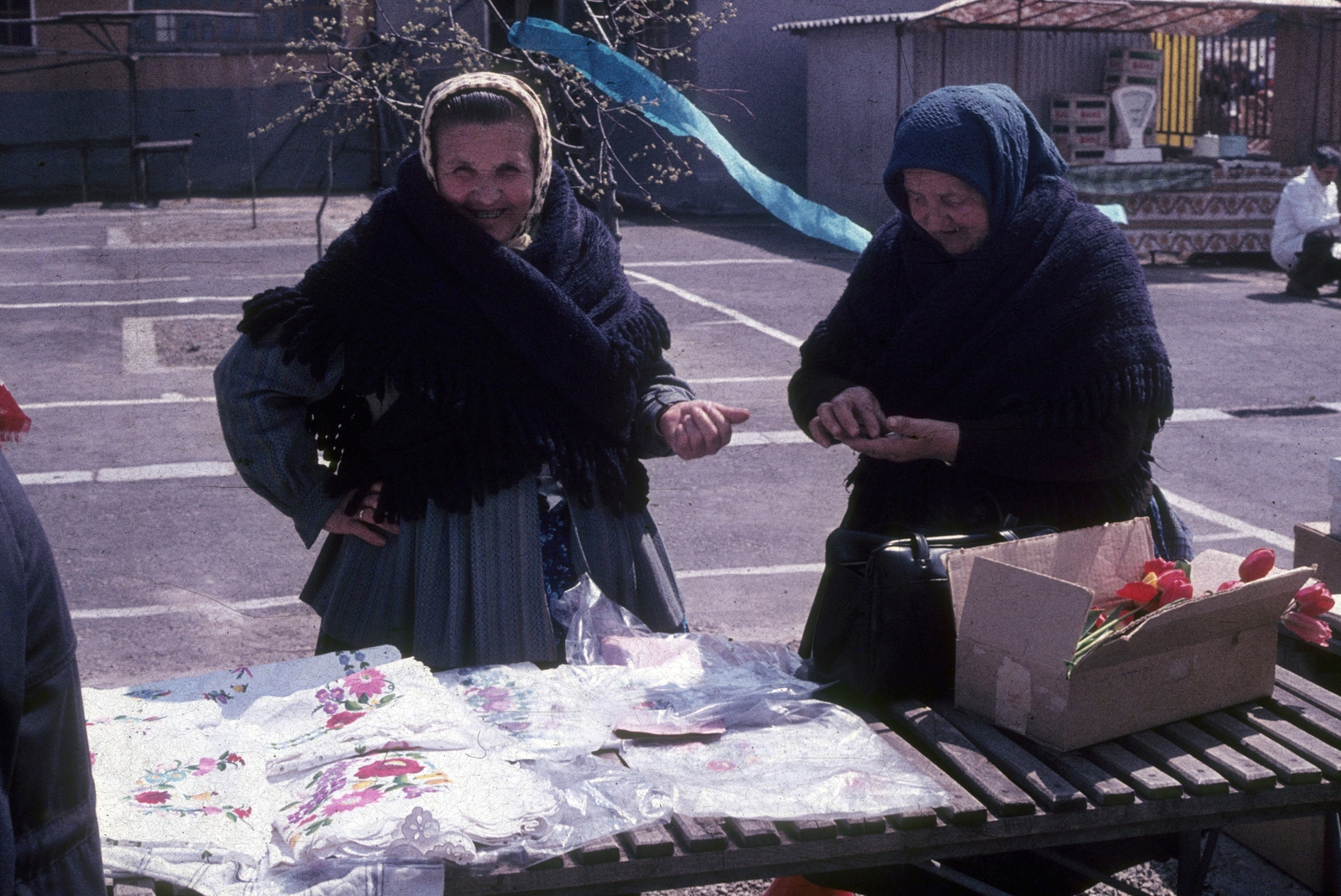 Hungary, Kiskunhalas, Semmelweis tér, piac., 1981, Slachta Krisztina, colorful, handcraft, seller, old person, Fortepan #118592