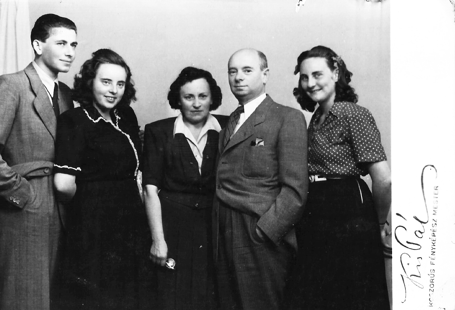 1944, Shoshanna Shofrony-Kis Marianne, tableau, lady, celebrity, photographer, hands in pockets, gentleman, persecution of Jews, Fortepan #118600
