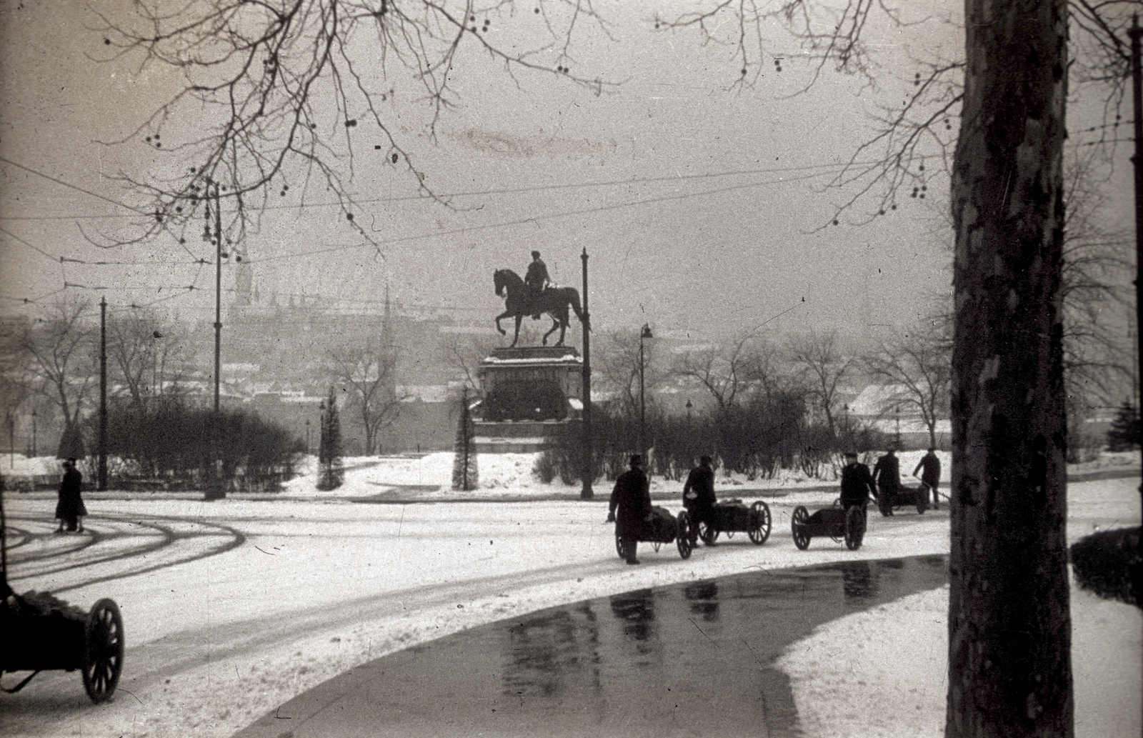 Magyarország, Budapest V., Kossuth Lajos tér, gróf Andrássy Gyula szobra (Zala György, 1906.) a Parlamenttől délre. , 1940, Széman György, tél, hó, szobor, utcakép, életkép, kézikocsi, Budapest, Fortepan #118607