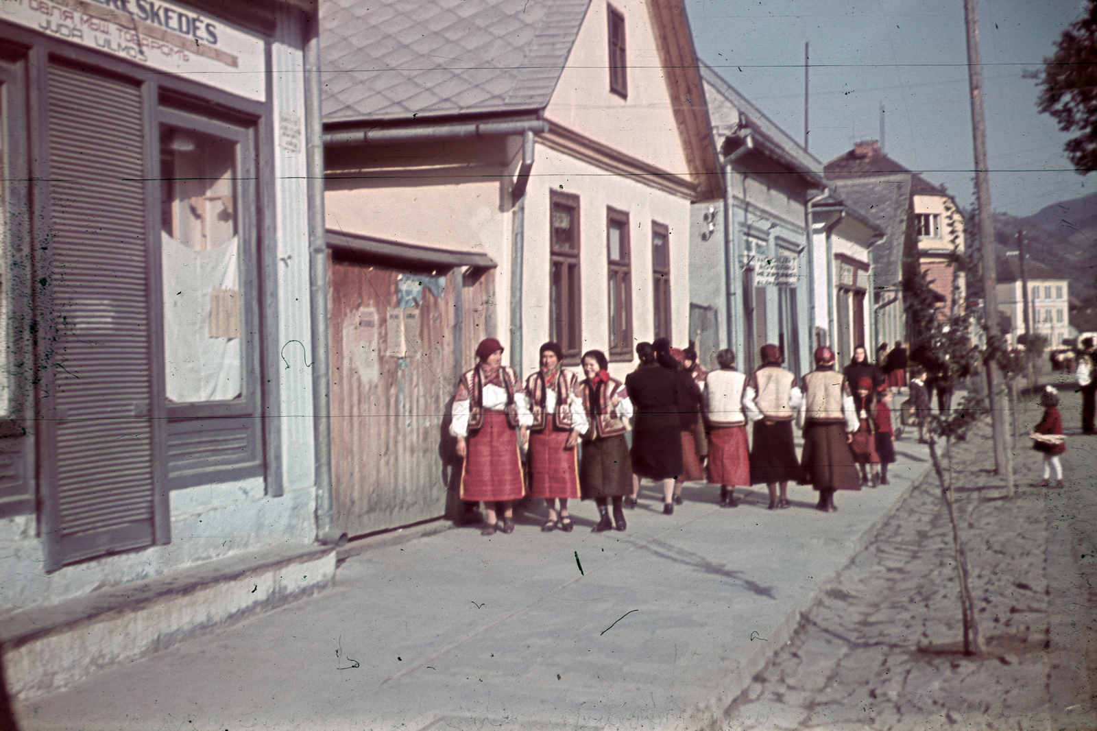 Ukrajna,Kárpátalja, Rahó, Miru út (Fő utca)., 1942, Széman György, színes, utcakép, életkép, népviselet, bekecs, Fortepan #118611