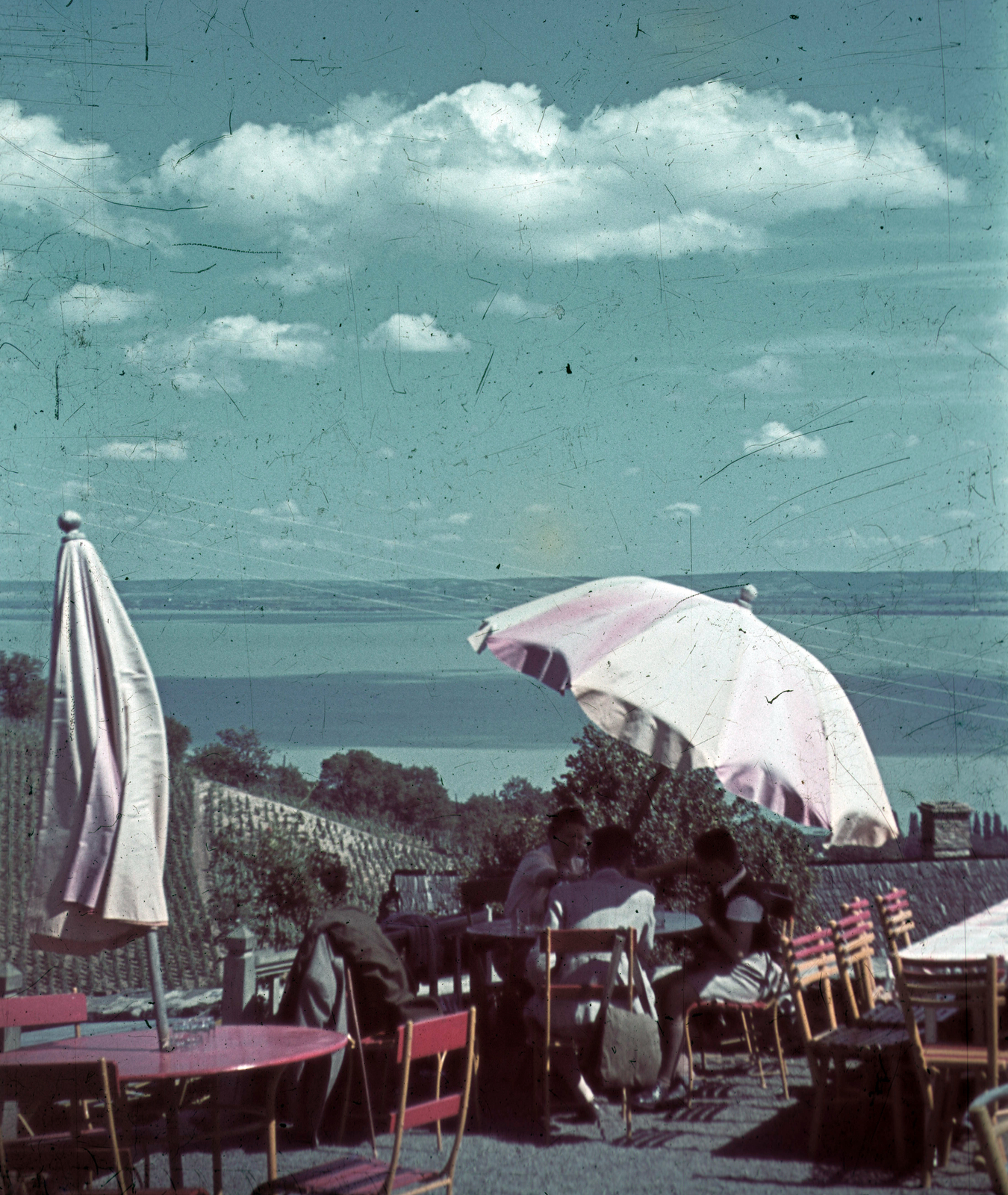 Hungary,Lake Balaton, Badacsonytomaj, a Kisfaludy-ház terasza., 1942, Széman György, colorful, sunshades, Fortepan #118617