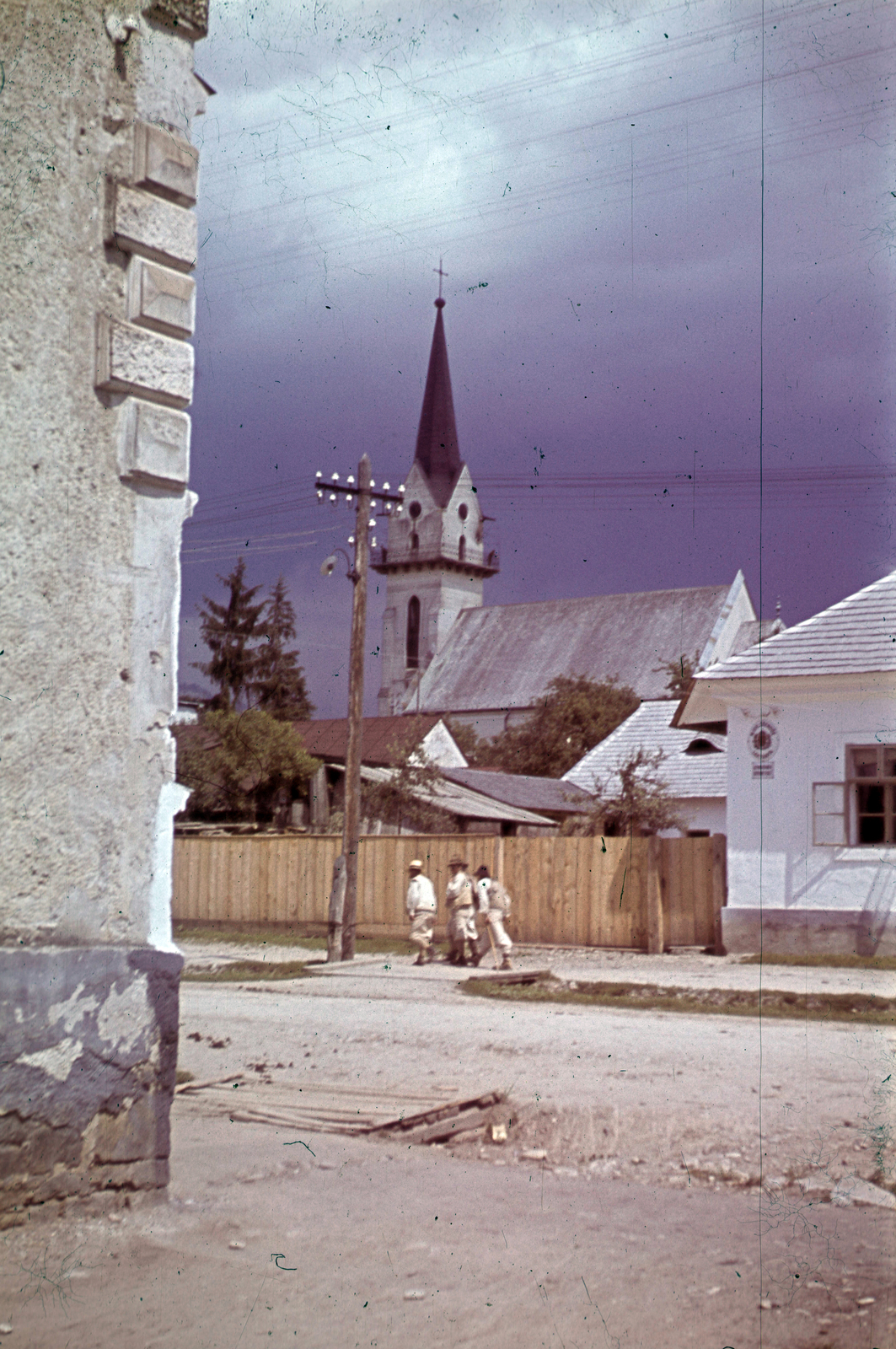 Romania,Transylvania, Vișeu de Sus, háttérben a Szent Anna-templom., 1941, Széman György, church, colorful, Fortepan #118622