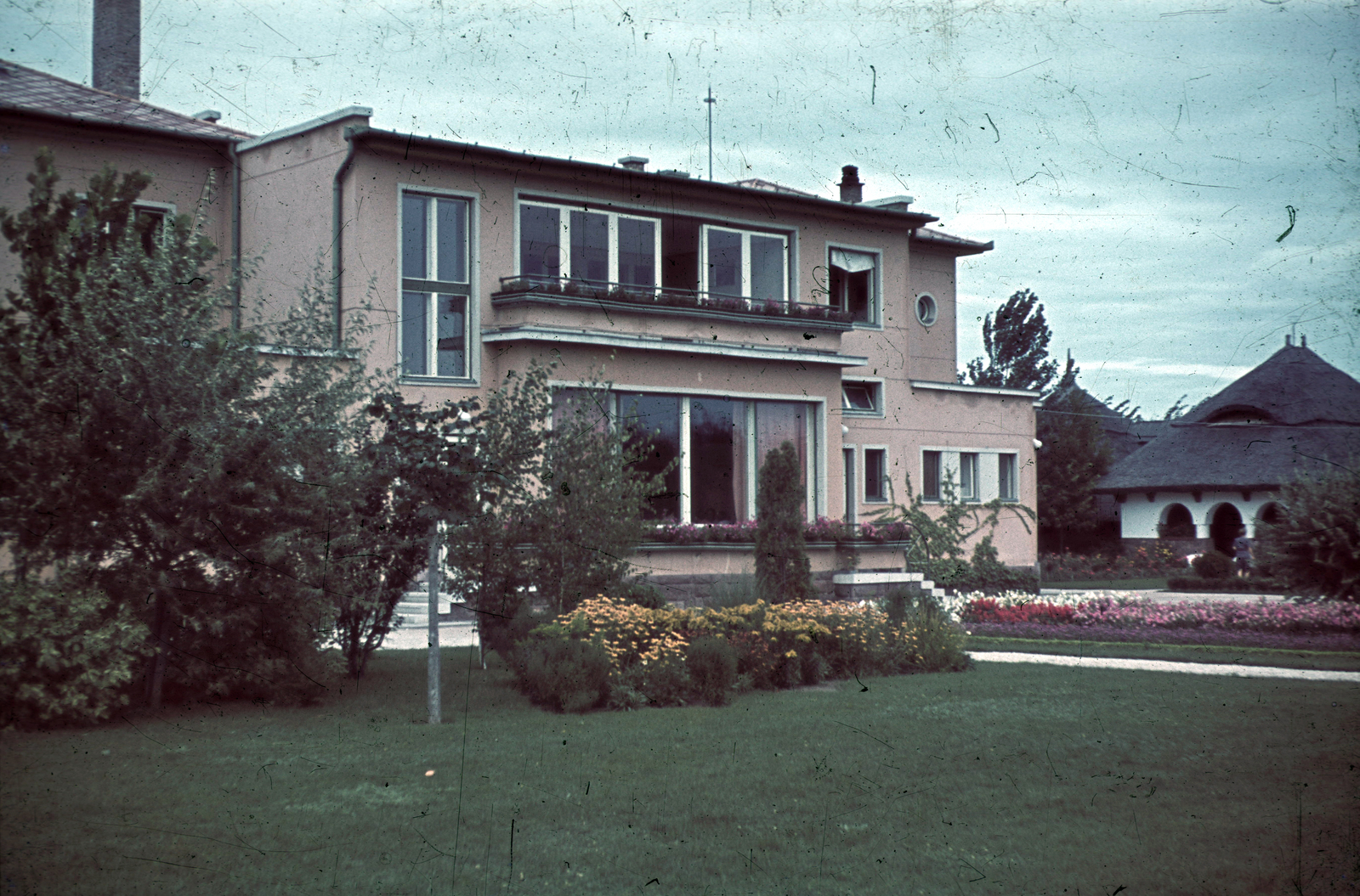 Hungary, Balatonőszöd, a Magyar Királyi Iparügyi, valamint Kereskedelem- és Közlekedésügyi Minisztériumok Tisztviselői Jóléti Egyesületének II. számú üdülőháza előtti parkja. Jobbra a nádfedeles borozó látható (később a Minisztertanács üdülője)., 1942, Széman György, colorful, Fortepan #118626