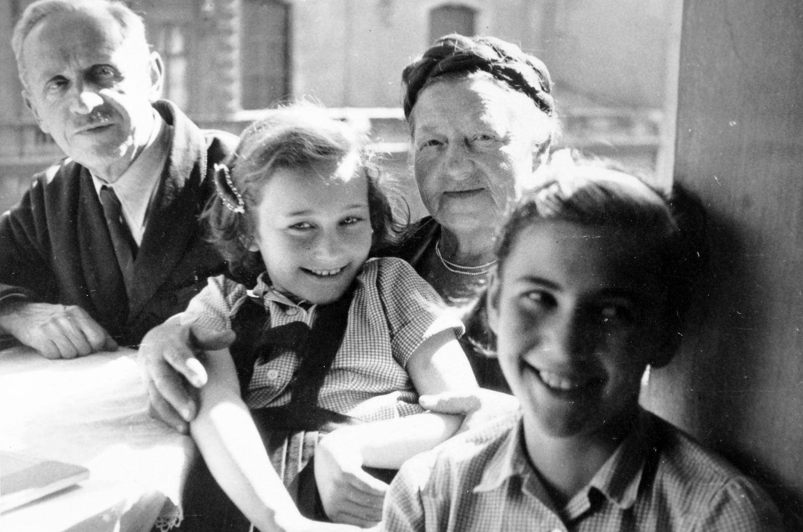 Hungary, Budapest V., Kossuth Lajos utca 4. Szemben a Ferences templom., 1950, Gádoros Lajos, Budapest, smile, grandparent, kids, tableau, Fortepan #11863