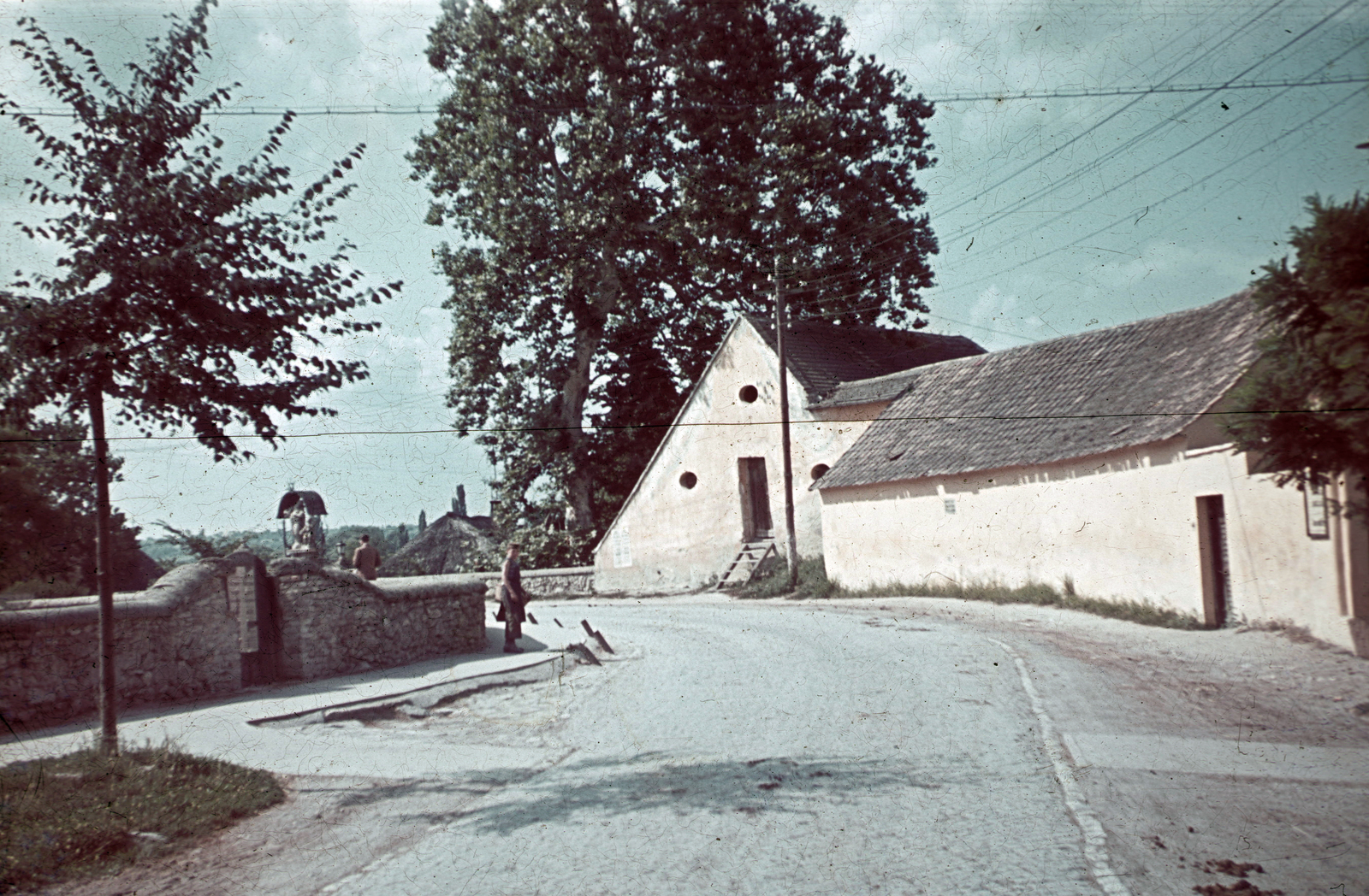 Hungary, Tata, Váralja utca 14., balra részben takarva az Által-ér hídján a Nepomuki Szent János szobor (Schweiger Antal, 1770)., 1942, Széman György, colorful, Fortepan #118637