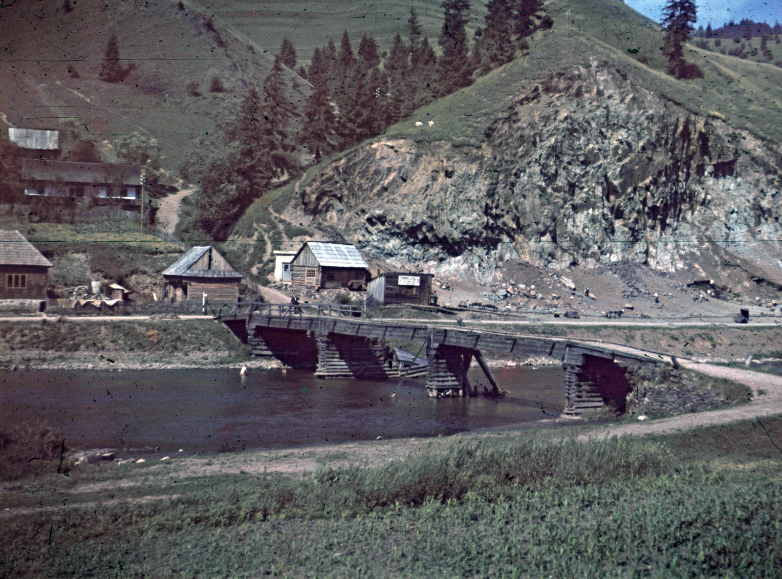 Románia,Erdély, Mesterháza, (ekkor Gödemesterházához tartozott, ma önálló), a Maros folyó túlpartján a kőbánya., 1941, Széman György, színes, híd, fahíd, Fortepan #118639