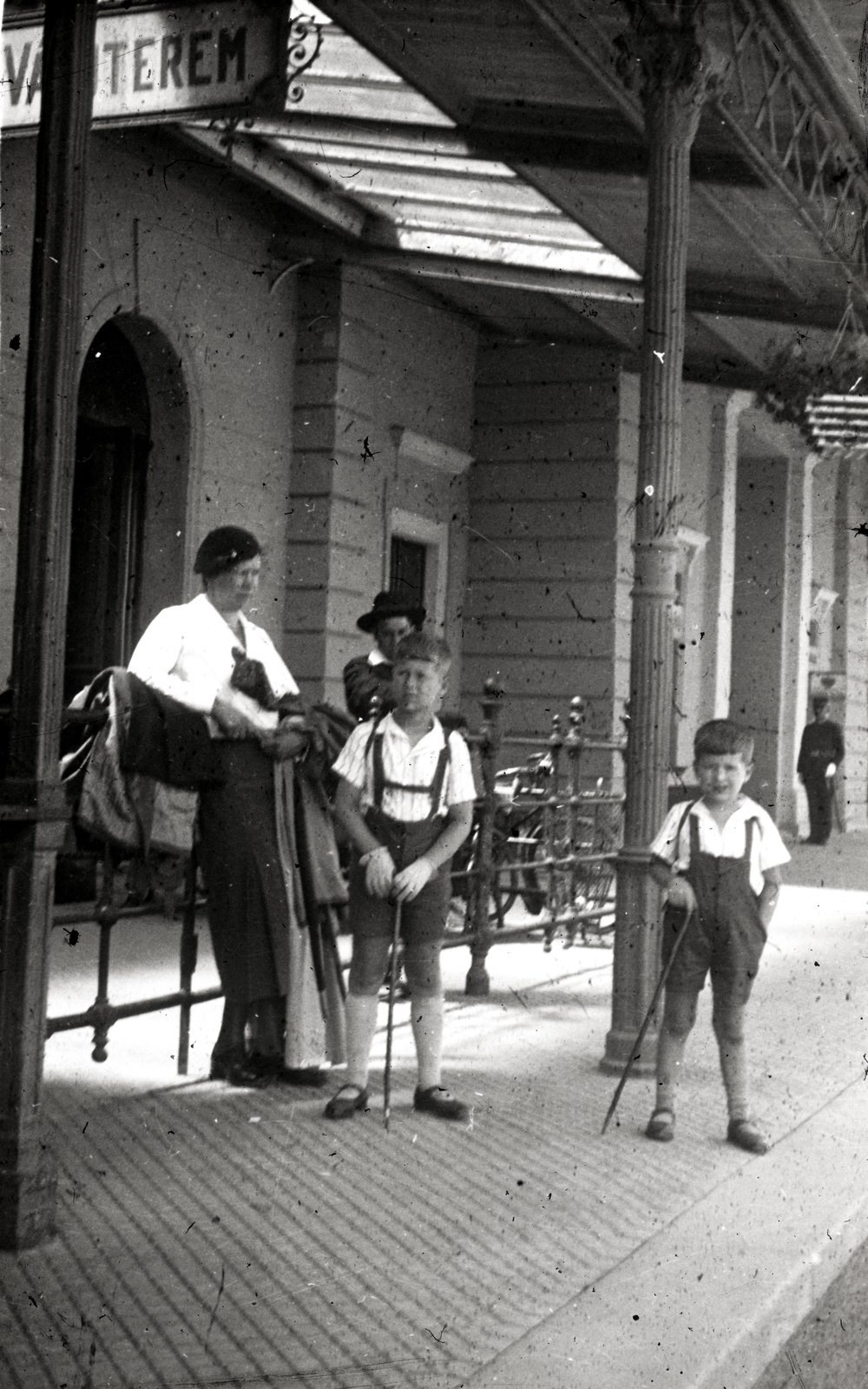 Hungary, Szombathely, vasútállomás., 1937, Széman György, family, kids, waiting room, train station, Fortepan #118643