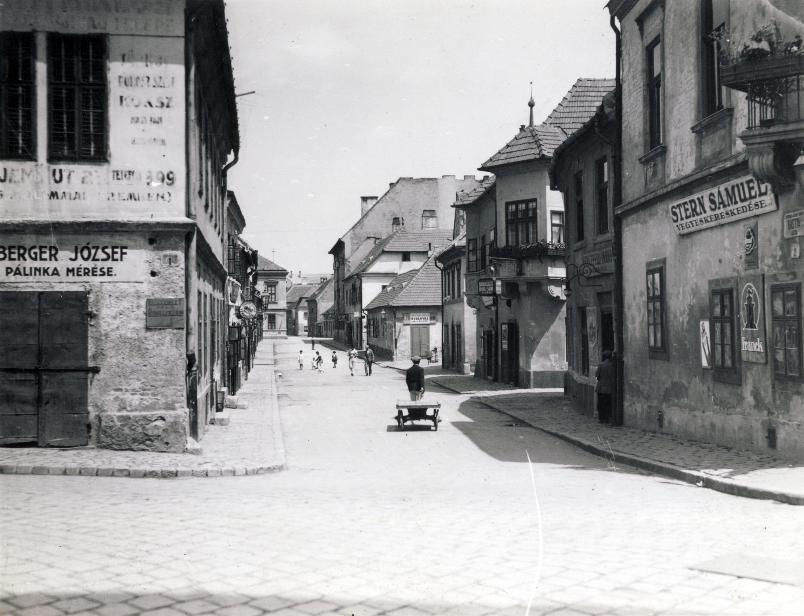Magyarország, Győr, Jedlik Ányos utca, szemben a Bástya utca. A bal oldali házak helyén van ma a Dunakapu tér., 1938, Uj Nemzedék napilap, kézikocsi, Fortepan #118699
