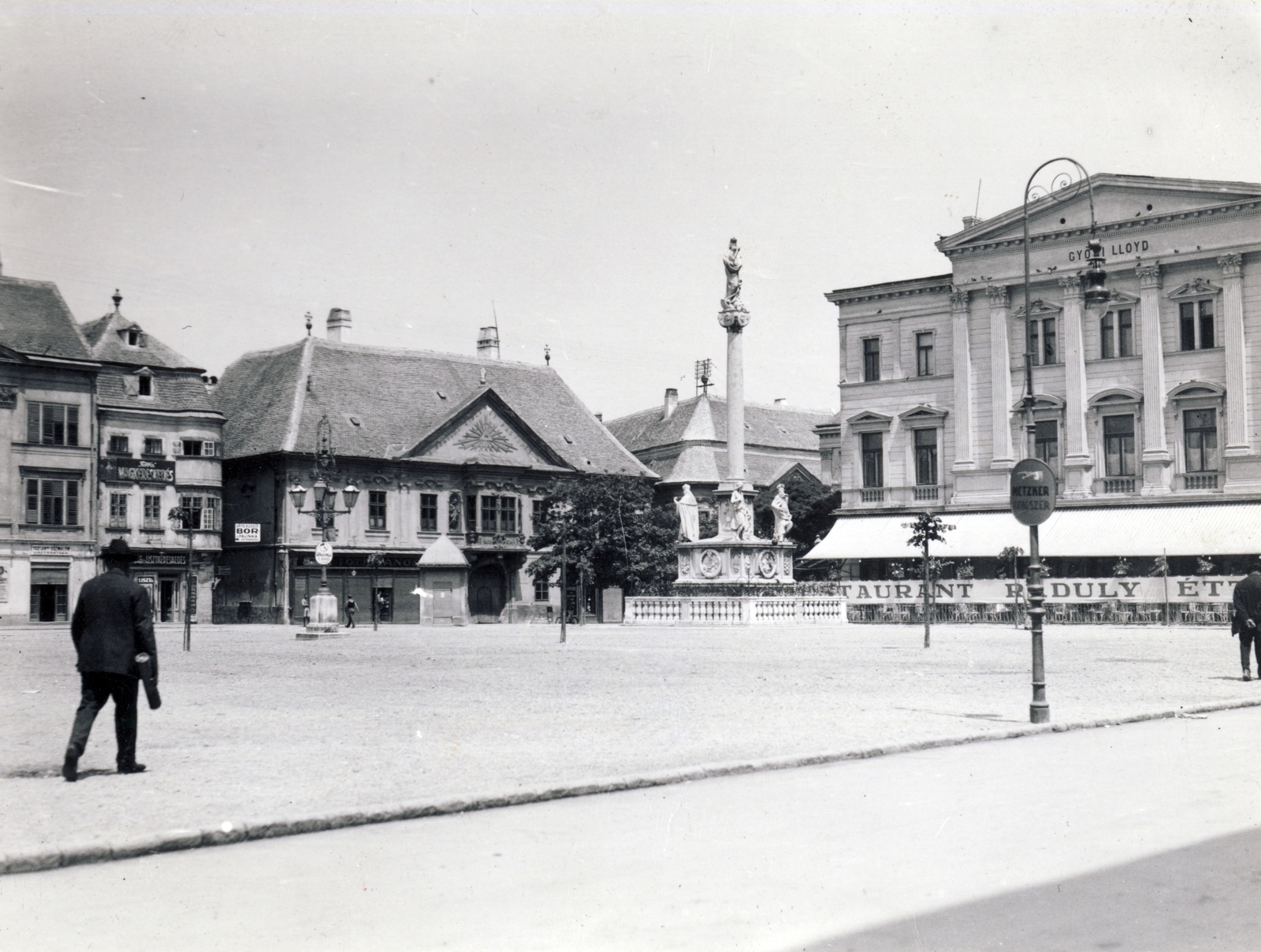 Magyarország, Győr, Széchenyi tér, balra a Stelczer Lajos utca sarkán a Vastuskós ház és az Apátúr ház, jobbra a Lloyd-palota / Vigadó és előtte a Mária-oszlop., 1938, Uj Nemzedék napilap, Fortepan #118700