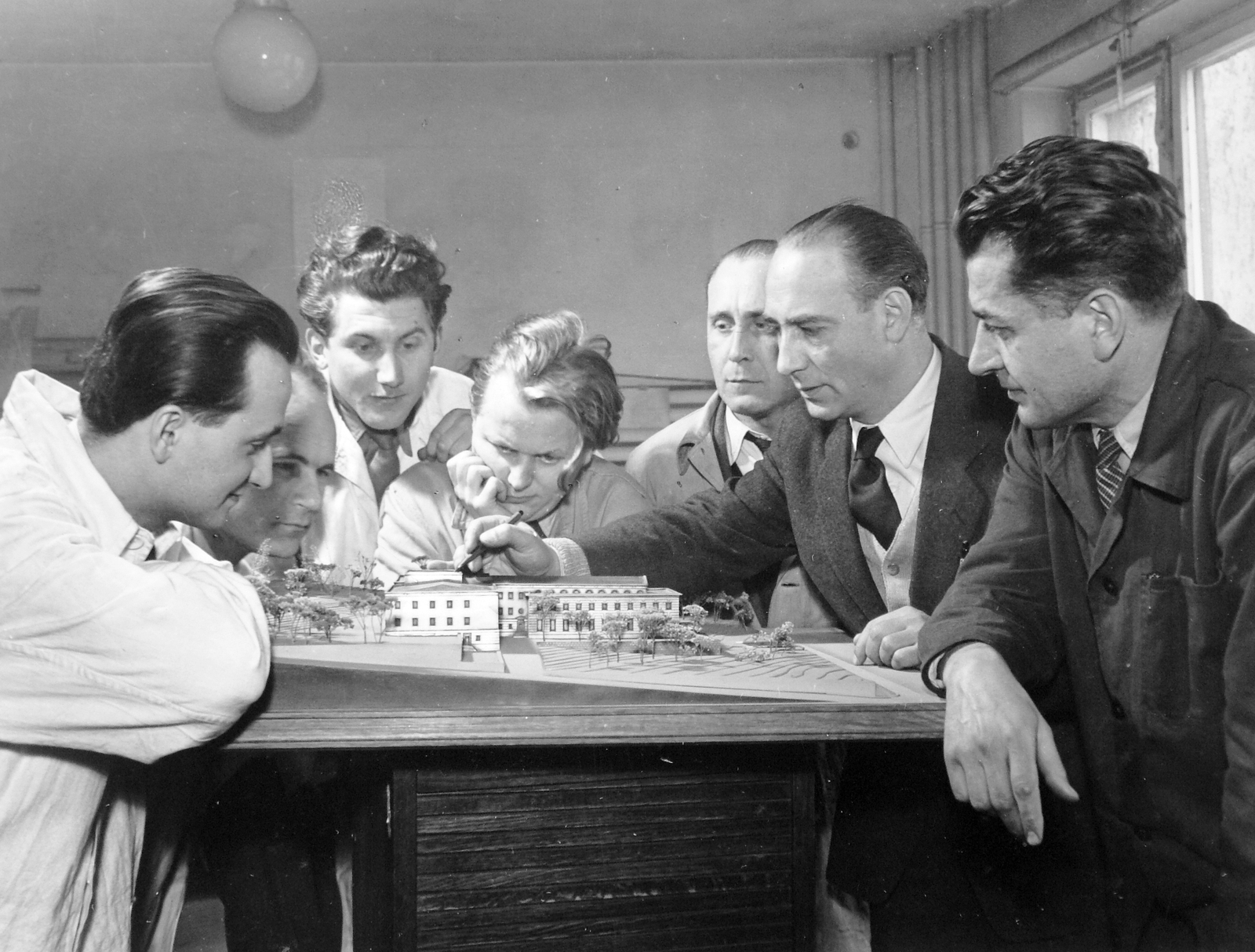 Hungary, Budapest V., Kecskeméti utca 10-12., Középület Tervező Intézet. Gádoros Lajos, az intézet igazgatója, kollégáinak bemutatja a Szinkron-műterem makettjét., 1953, Gádoros Lajos, designer, planning, model, Budapest, Fortepan #11871