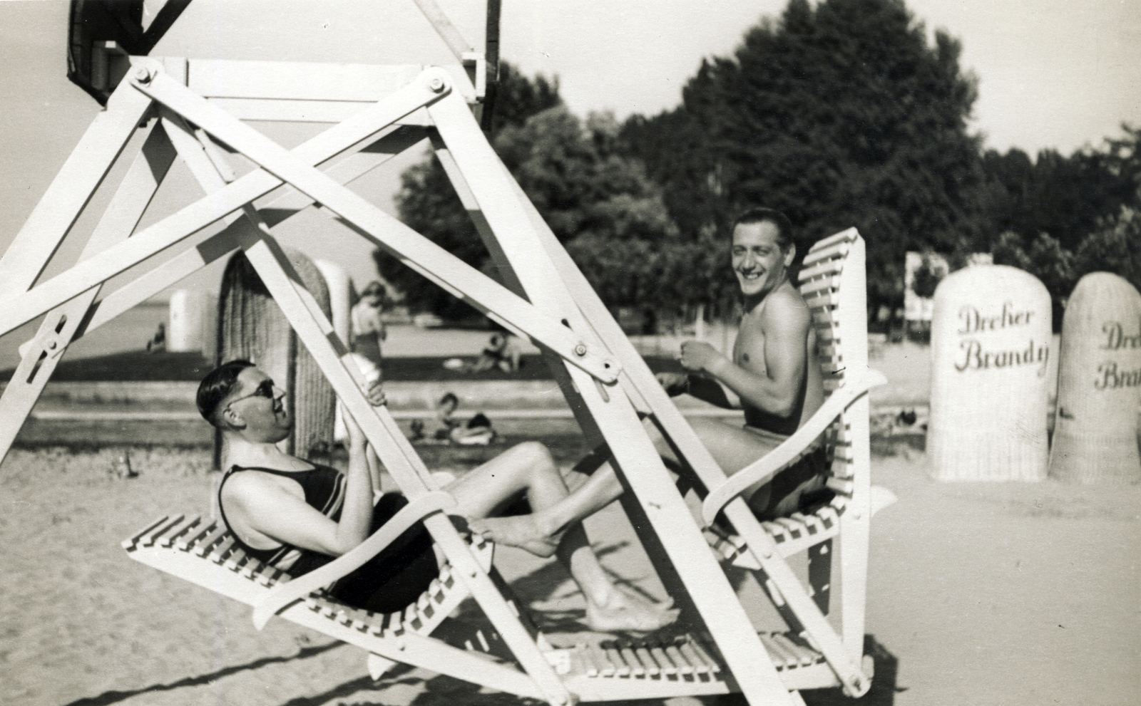 Hungary,Lake Balaton, Siófok, strand, jobbra Pálházy Gyula operatőr, fényképész., 1937, Uj Nemzedék napilap, swing, windbreak cab, contraption, Dreher-brand, wickerwork, Fortepan #118730