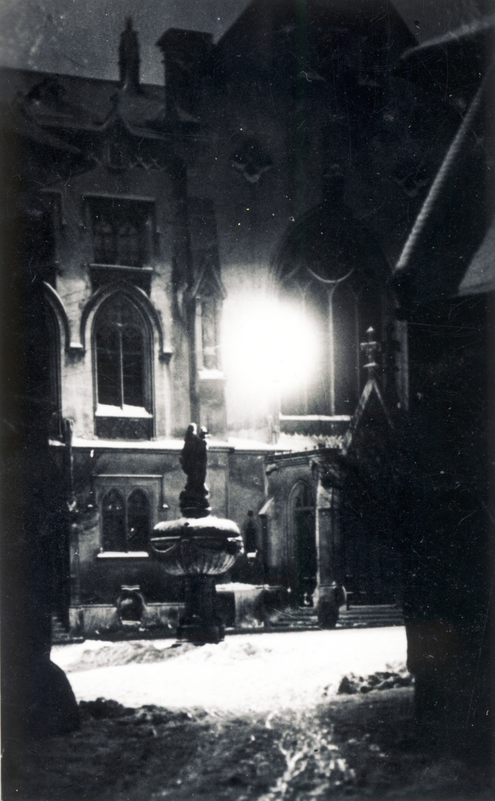 Hungary, Sopron, Orsolya tér az Új utca felől nézve, szemben a Mária-kút és a Szent Orsolya-templom., 1937, Uj Nemzedék napilap, night, light, Fortepan #118738