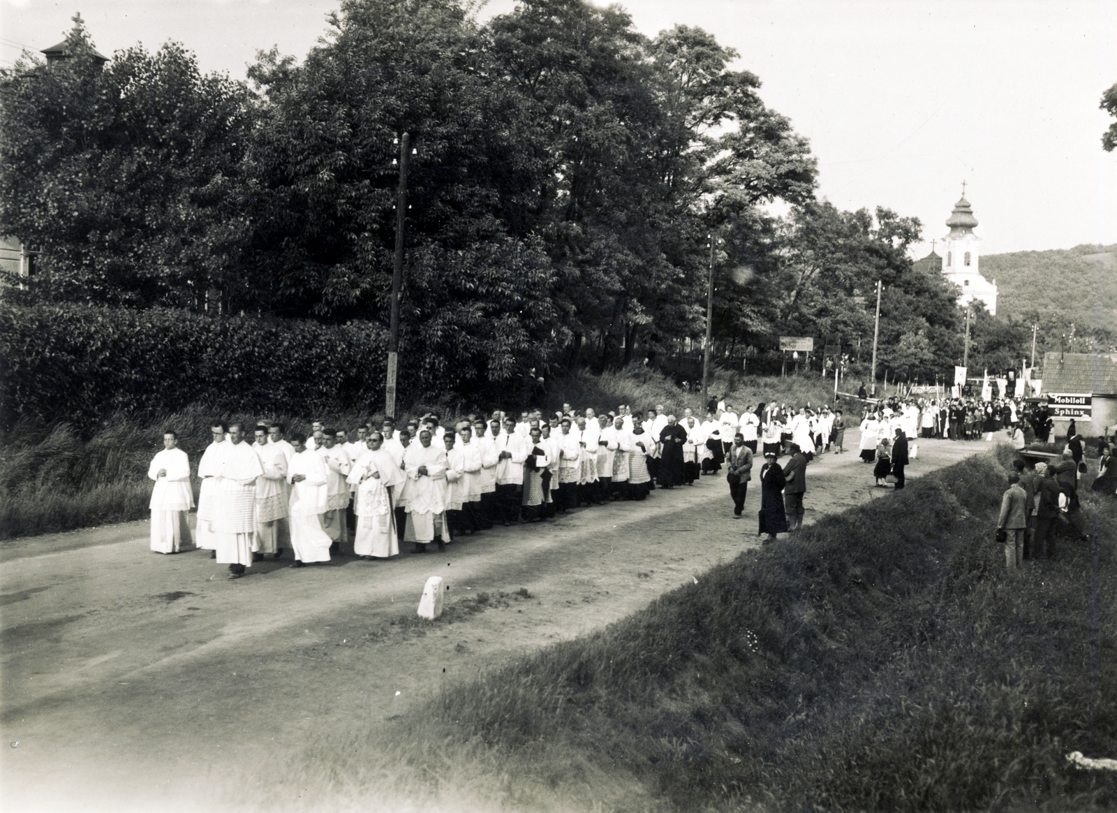 Magyarország, Máriabesnyő, Gödöllő, körmenet. Jobbra a Nagyboldogasszony-bazilika (Máriabesnyő kegytemplom)., 1937, Uj Nemzedék napilap, katolikus, zarándokhely, zarándok, egyházi zászló, Fortepan #118740