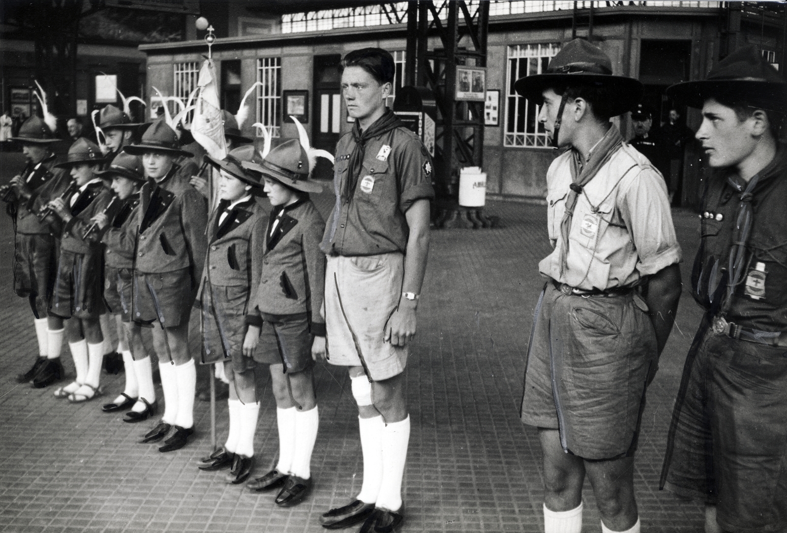 Austria, Salzburg, küldöttség várja a magyar cserkészeket, akik az 5. Nemzetközi Cserkész Világtalálkozó (Jamboree)-ra tartva, útjukat megszakítva, meglátogatják az osztrák cserkészek jubileumi táborát., 1937, Uj Nemzedék napilap, scouting, Fortepan #118743