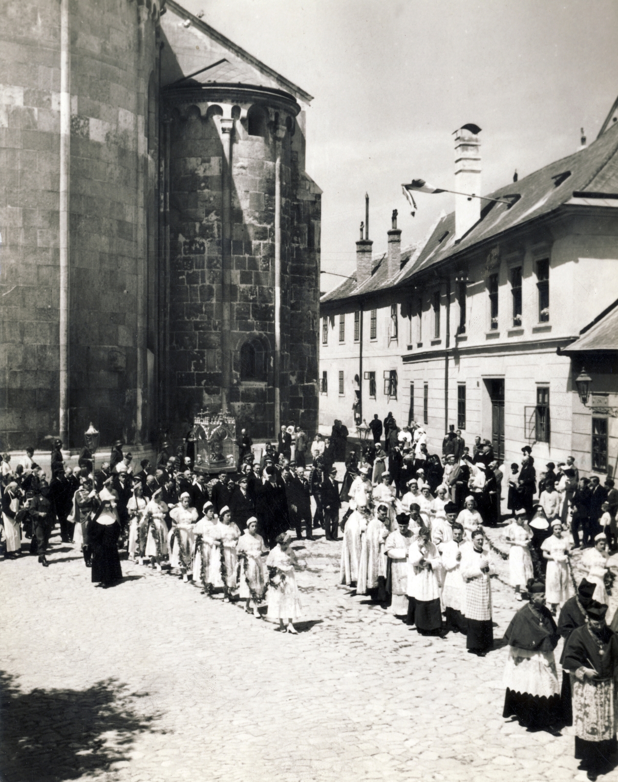 Magyarország, Győr, Káptalandomb, balra a Székesegyház. Szent László napi körmenet., 1938, Uj Nemzedék napilap, Fortepan #118744