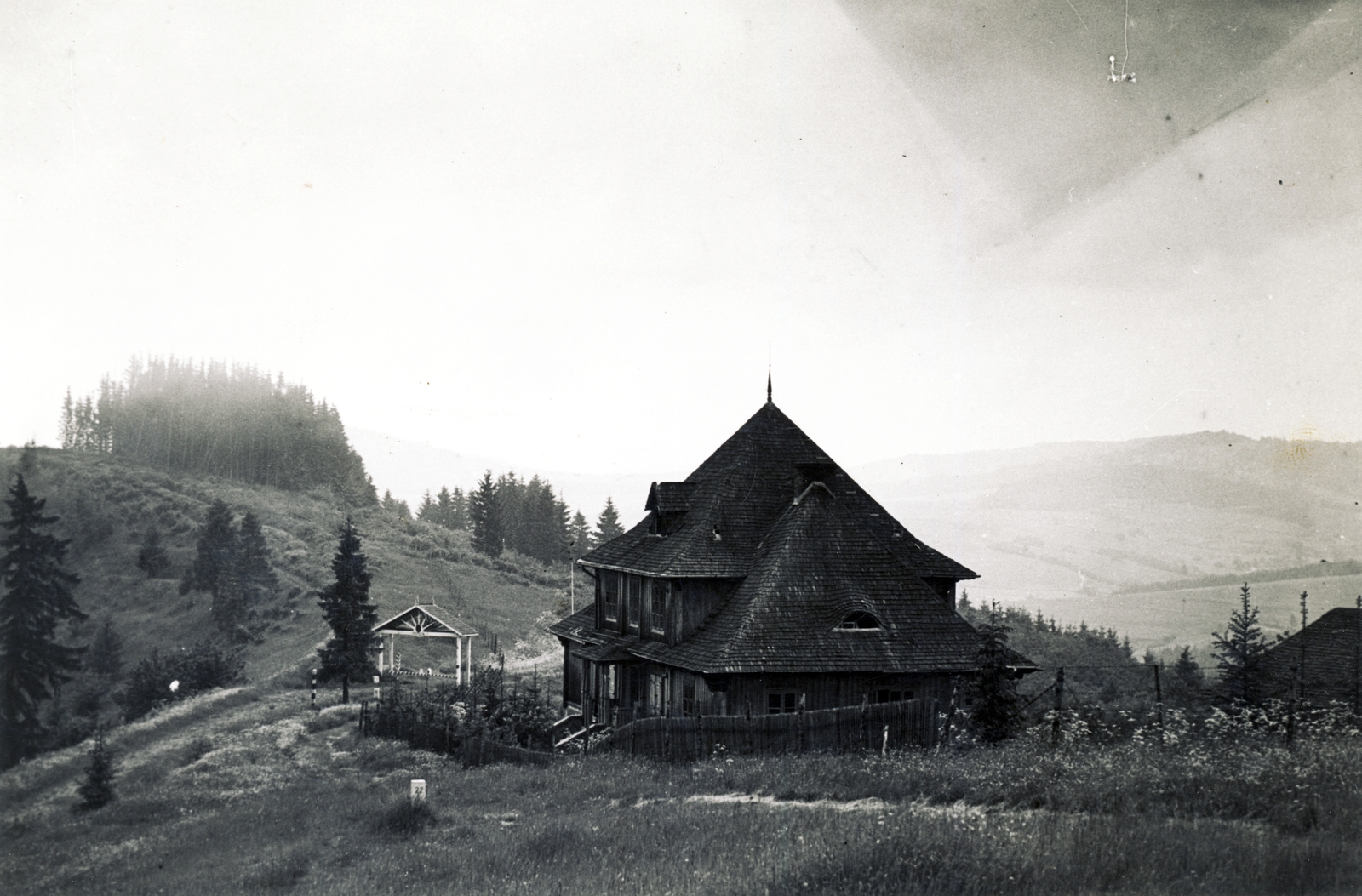 Ukraine,Zakarpattia Oblast, pereval Szerednyovereckij, lengyel-magyar határ a győzelmi kapuval., 1939, Uj Nemzedék napilap, border crossing, Fortepan #118745