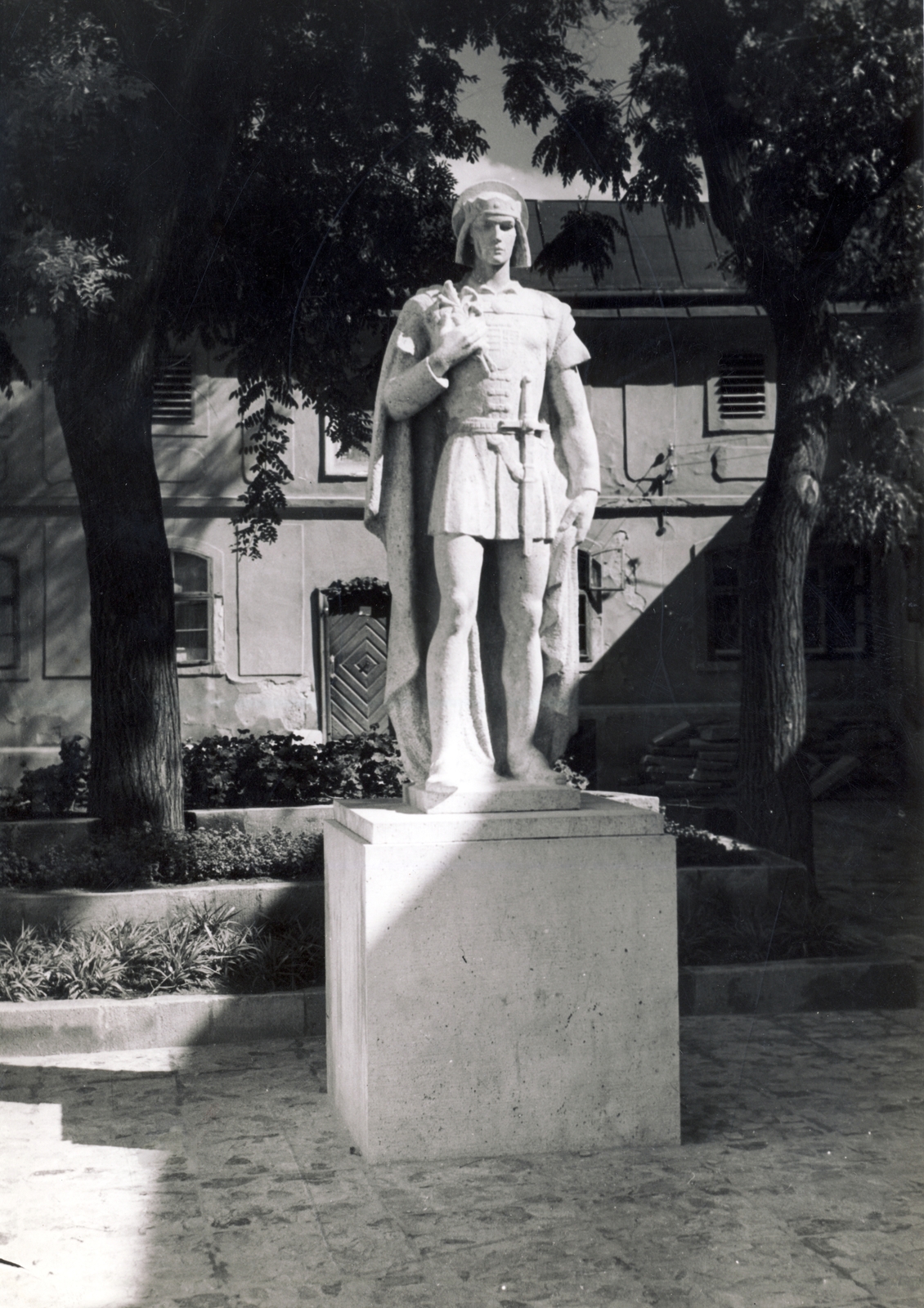 Magyarország, Székesfehérvár, Géza Nagyfejedelem (Szent István) tér, Szent Imre szobra (Lux Elek, 1935.)., 1938, Uj Nemzedék napilap, Fortepan #118755