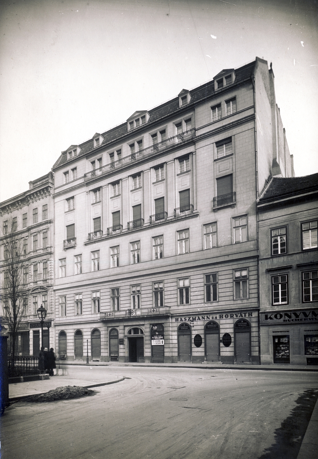 Hungary, Budapest V., József nádor (József) tér, szemben a mára modern stílusban újjáépített 8. számú ház., 1937, Uj Nemzedék napilap, Budapest, Fortepan #118763