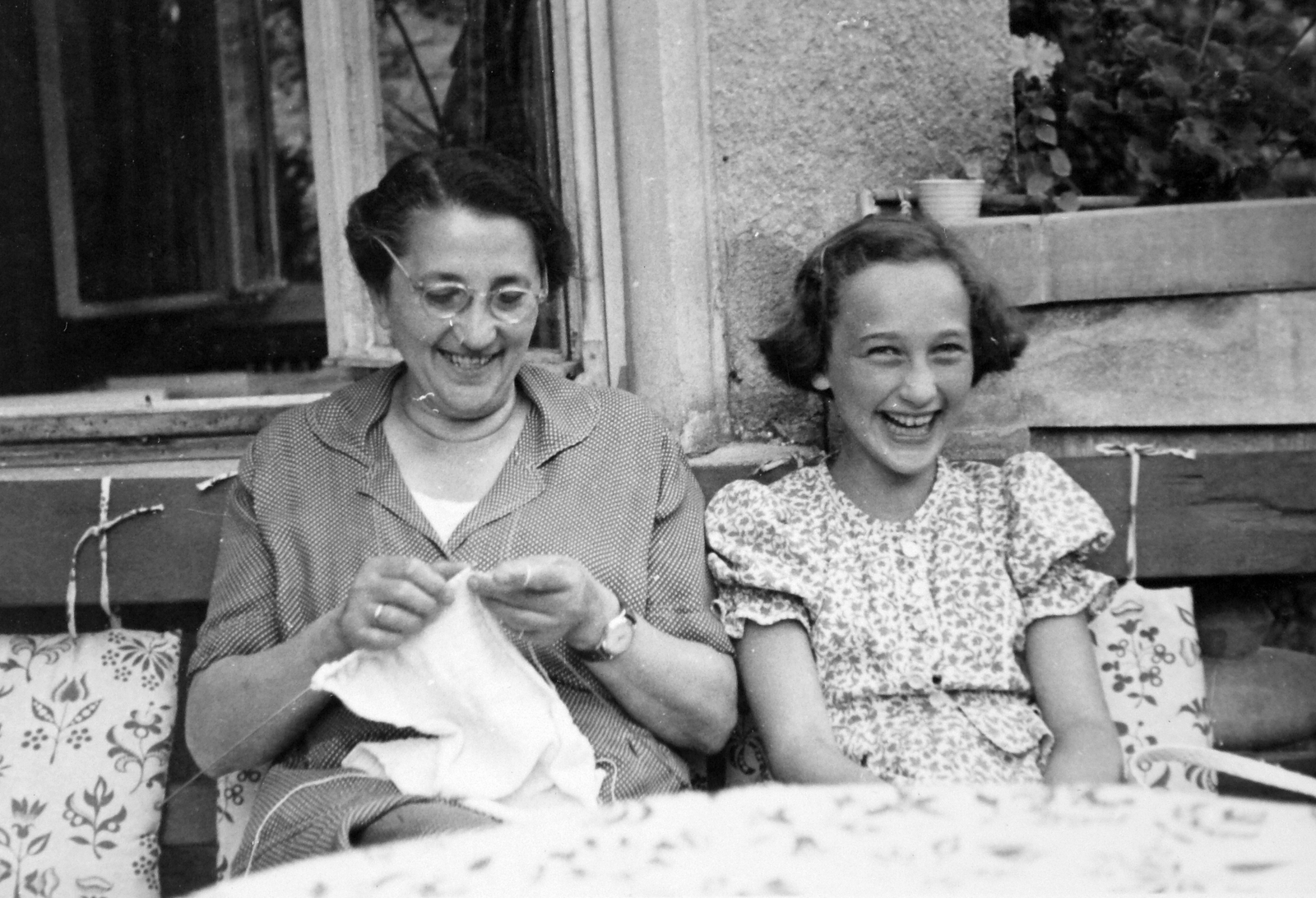 Hungary, Budapest II., Lotz Károly utca 18., 1953, Gádoros Lajos, handcraft, girl, double portrait, Budapest, summer dresses, knitting, Fortepan #11877