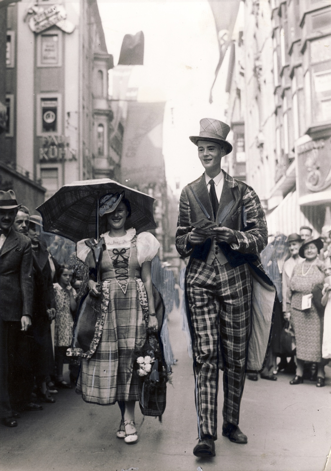 Germany, Leipzig, a Peterstrasse a Preussergässchen torkolatánál., 1937, Uj Nemzedék napilap, tall man, Fortepan #118779