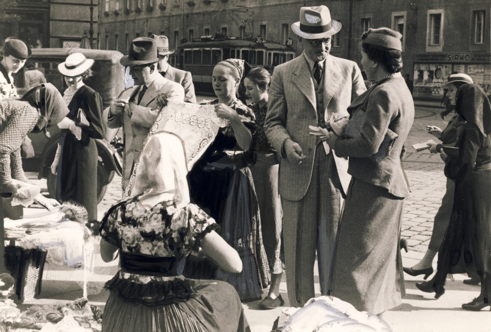 Hungary, Budapest VIII., Blaha Lujza tér, matyó kézimunkaárusok kirakodóvására, háttérben a Rókus Kórház épülete. Jobbra Blomberg tábornagy, német hadügyminiszter és lánya Dorottya. A felvétel 1937. július 2-án készült., 1937, Uj Nemzedék napilap, Inkey Tibor, tram, handcraft, fair, Budapest, public transport line number, Fortepan #118780