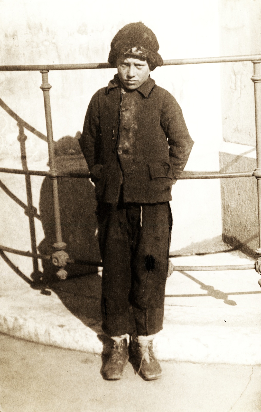 1937, Uj Nemzedék napilap, portrait, poverty, boy, hands behind the back, Fortepan #118783