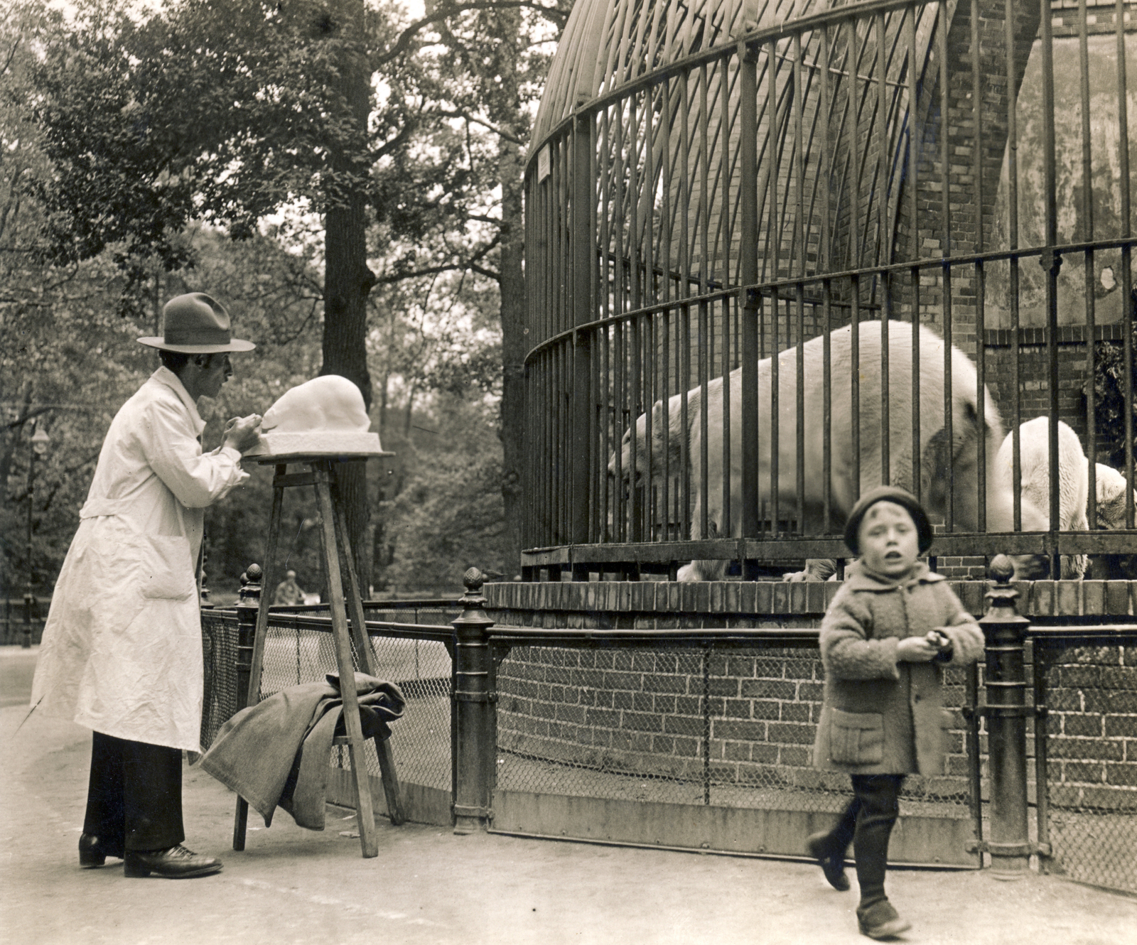 Germany, Berlin, Hardenbergplatz 8., Állatkert (Zoologischer Garten Berlin)., 1937, Uj Nemzedék napilap, sculptor, polar bear, zoo, Fortepan #118786