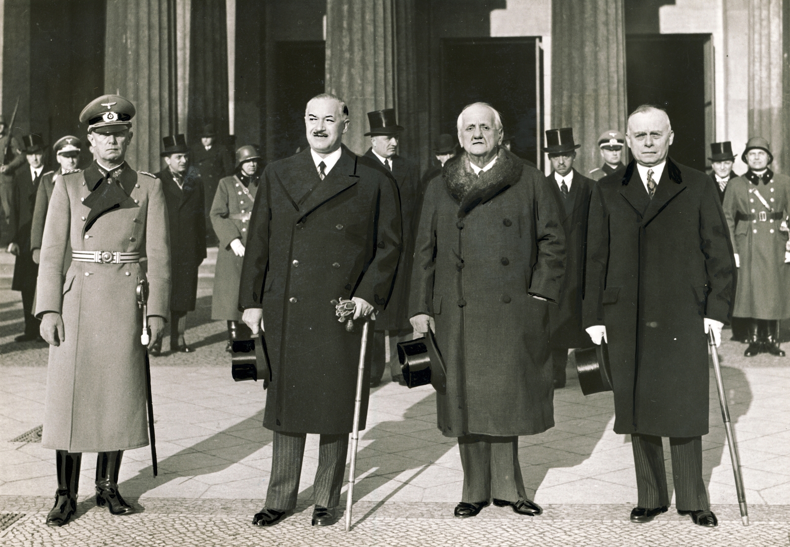 Németország, Berlin, Unter den Linden, a háborús áldozatok emlékműve (Neue Wache). Balról Ernst Seifert vezérőrnagy, városparancsok, Darányi Kálmán miniszterelnök, Kánya Kálmán külügyminiszter és Sztójay Döme nagykövet. A felvétel a miniszterelnők berlini látogatásán készült 1937. november 21-én., 1937, Uj Nemzedék napilap, Inkey Tibor, cilinder, kard, sétabot, miniszterelnök, német katona, magyar katona, kalap kézben, Fortepan #118792