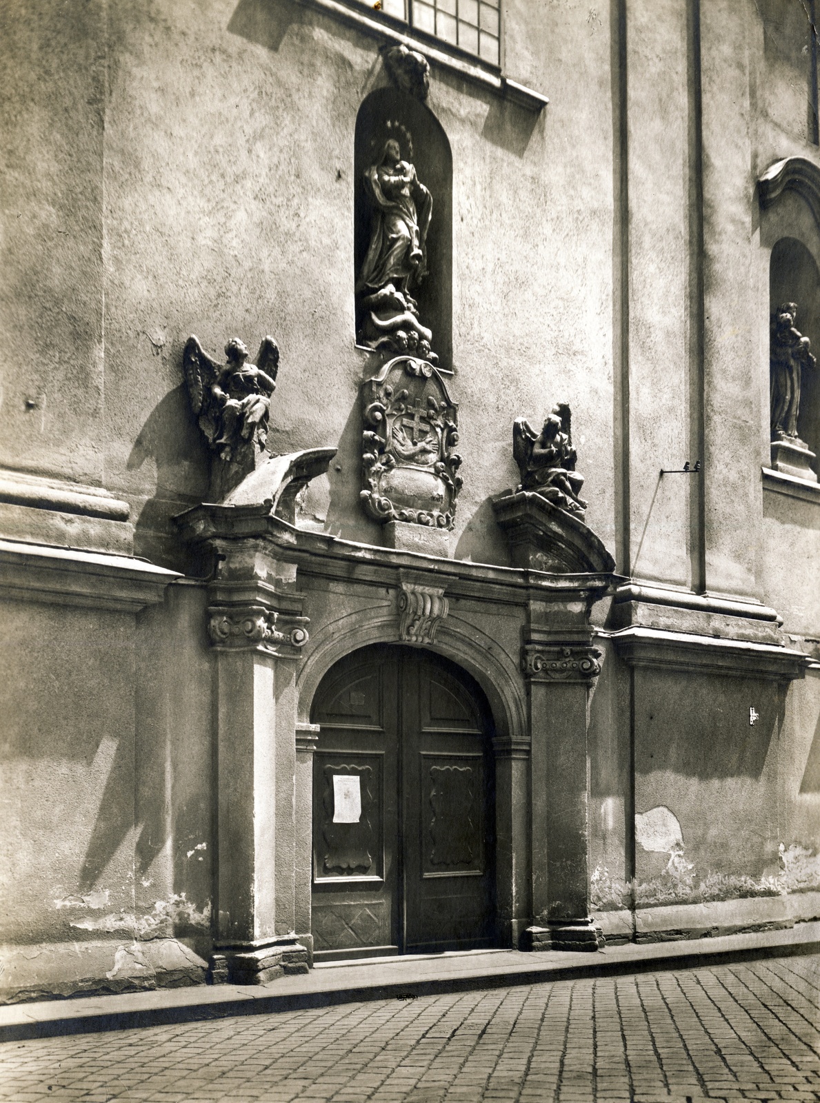 Hungary, Budapest I., Fő utca 43., Szent Ferenc sebei templom., 1930, Uj Nemzedék napilap, Budapest, statue, entrance, building statue, Fortepan #118807