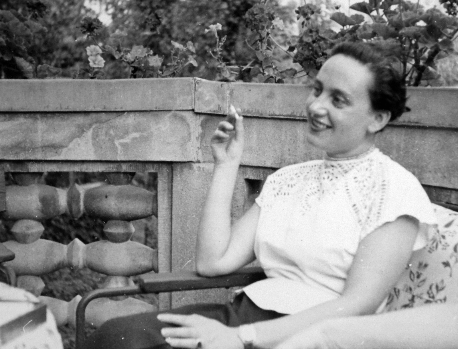 Hungary, Budapest II., Lotz Károly utca 18., 1953, Gádoros Lajos, smoking, railing, terrace, balcony, woman, Budapest, blouse, Fortepan #11881