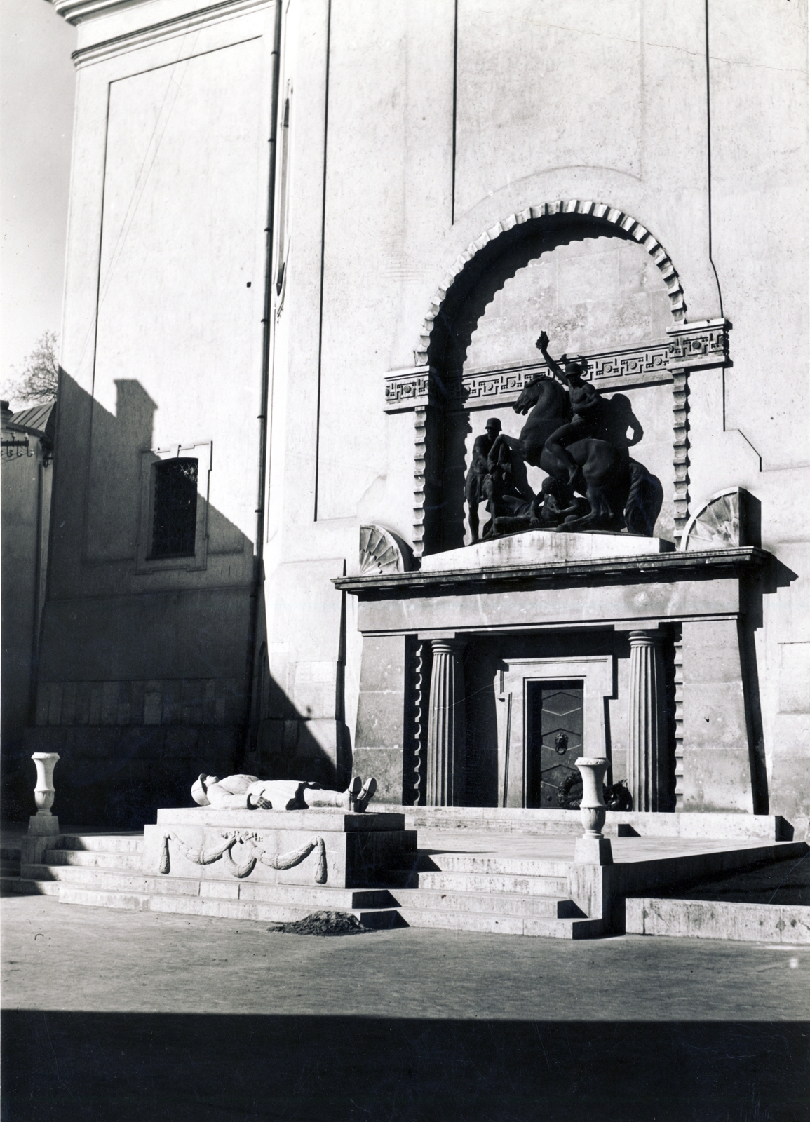 Magyarország, Székesfehérvár, Hősök tere, Szent István-székesegyház, az altemplom bejárata. I. világháborús hősi emlékmű., 1938, Uj Nemzedék napilap, Fortepan #118810