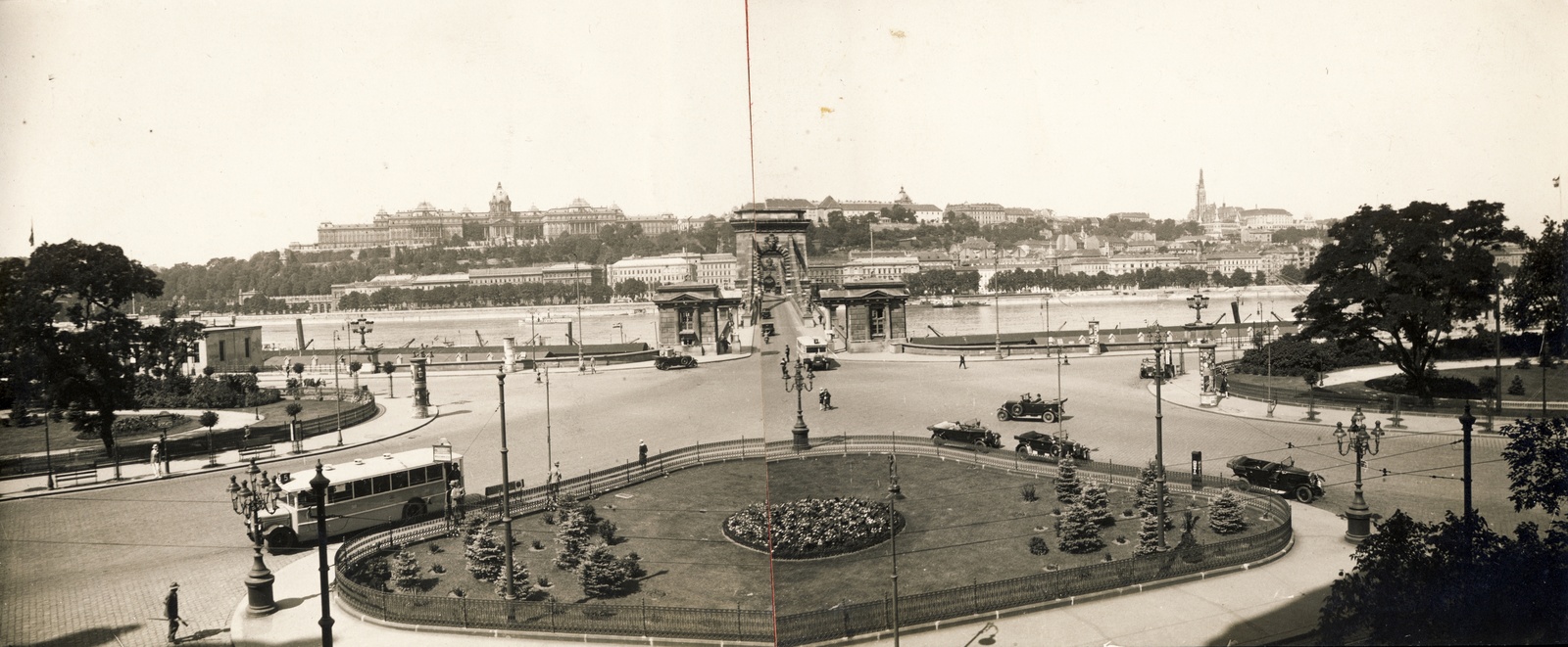 Magyarország, Budapest V.,Budapest I., Széchenyi István (Ferenc József) tér, szemben a Széchenyi Lánchíd és a budai Vár., 1937, Uj Nemzedék napilap, autóbusz, park, utcakép, automobil, panorámakép, Budapest, virágágyás, Fortepan #118819