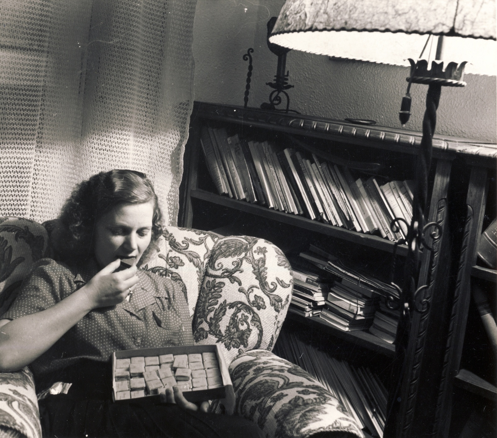 1937, Uj Nemzedék napilap, portrait, interior, bookshelf, pastry, Fortepan #118822