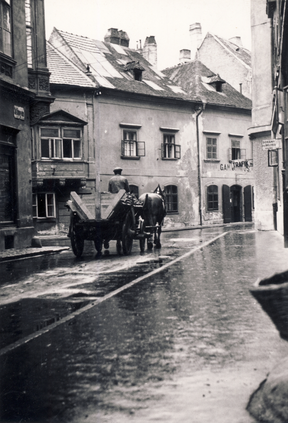 Hungary, Sopron, Szent György utca, szemben az Új utcában a Gambrinus vendéglő., 1937, Uj Nemzedék napilap, Horse-drawn carriage, street view, Fortepan #118823