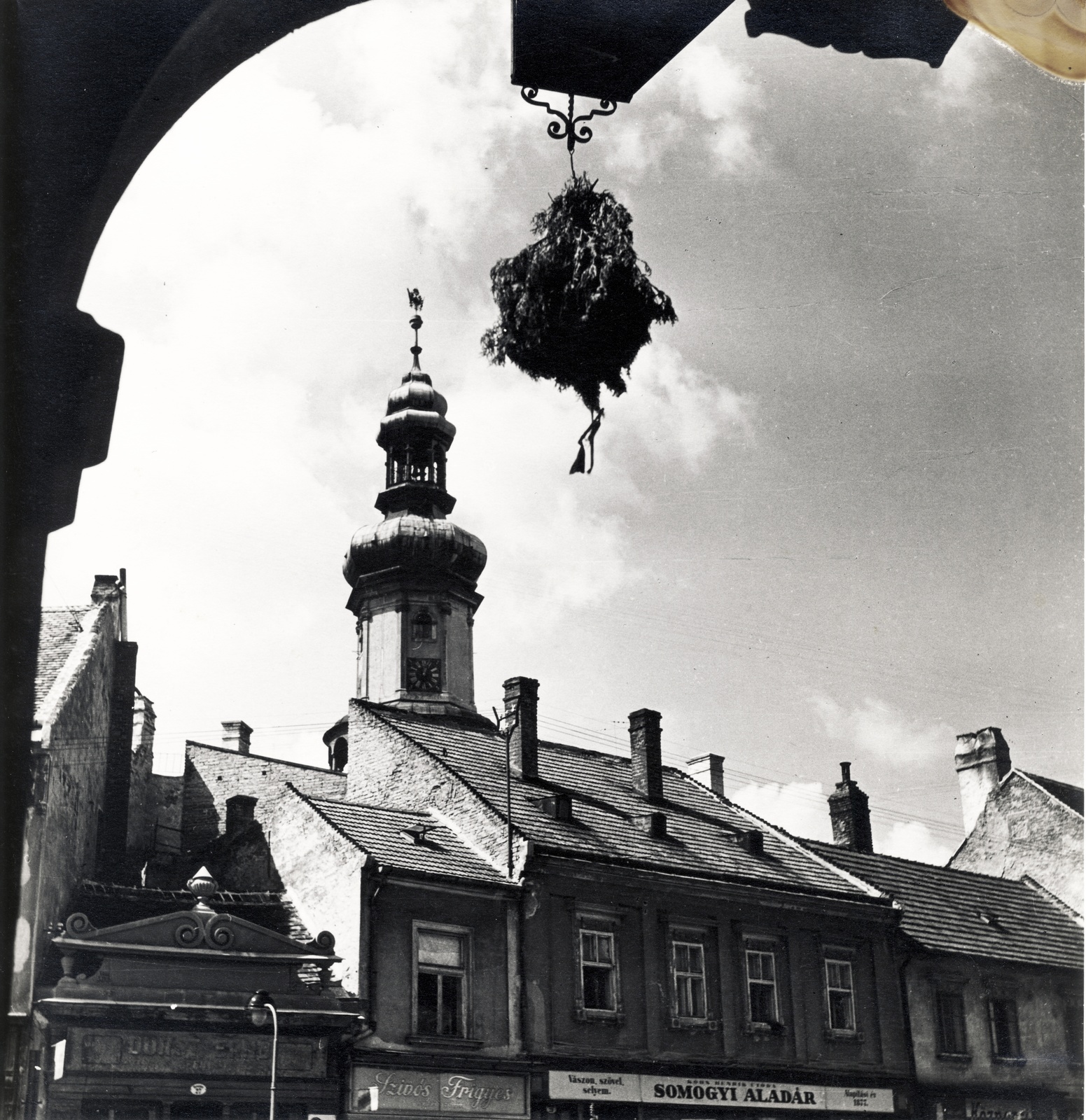 Hungary, Sopron, Kisvárkerület a Katolikus Konvent kapujából nézve. Háttérben a Tűztorony., 1937, Uj Nemzedék napilap, Fortepan #118845
