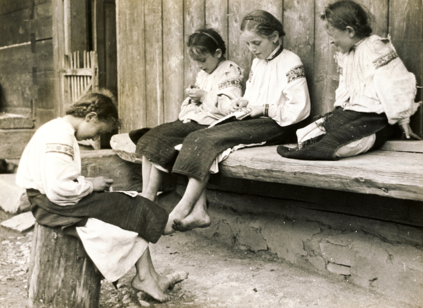 1939, Uj Nemzedék napilap, folk costume, barefoot, girls, handcraft, Fortepan #118849