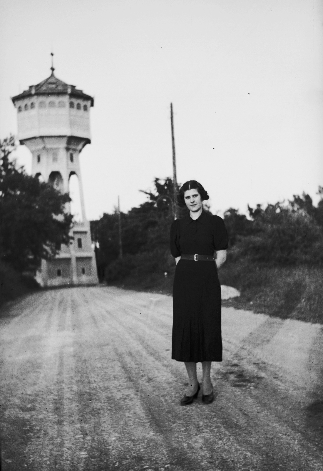 Hungary, Budapest XII., Eötvös út, a Svábhegyi víztorony a Fülemile út kereszteződésében., 1935, Selmeczi Levente, water tower, woman, Budapest, Fortepan #118864