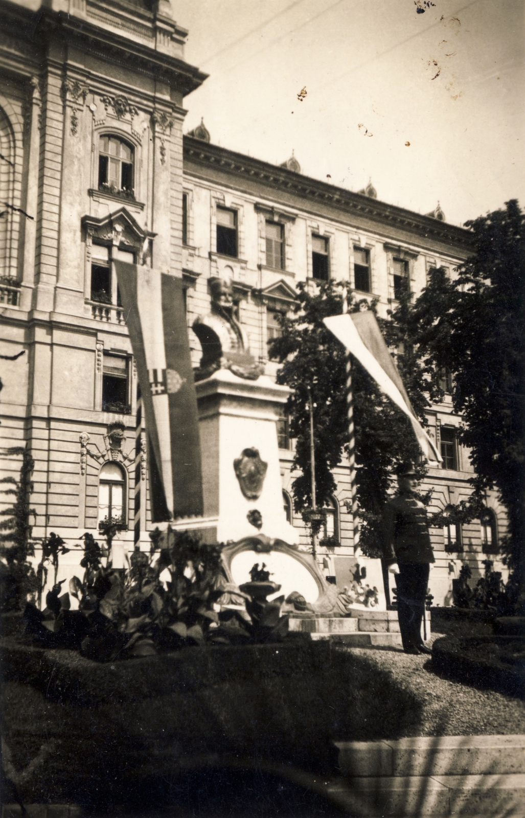 Hungary, Pécs, Szigeti út, Magyar Királyi Zrinyi Miklós Reáliskolai Nevelőintézet., 1936, Zsilinszky Sándor, flag, monument, Fortepan #118893